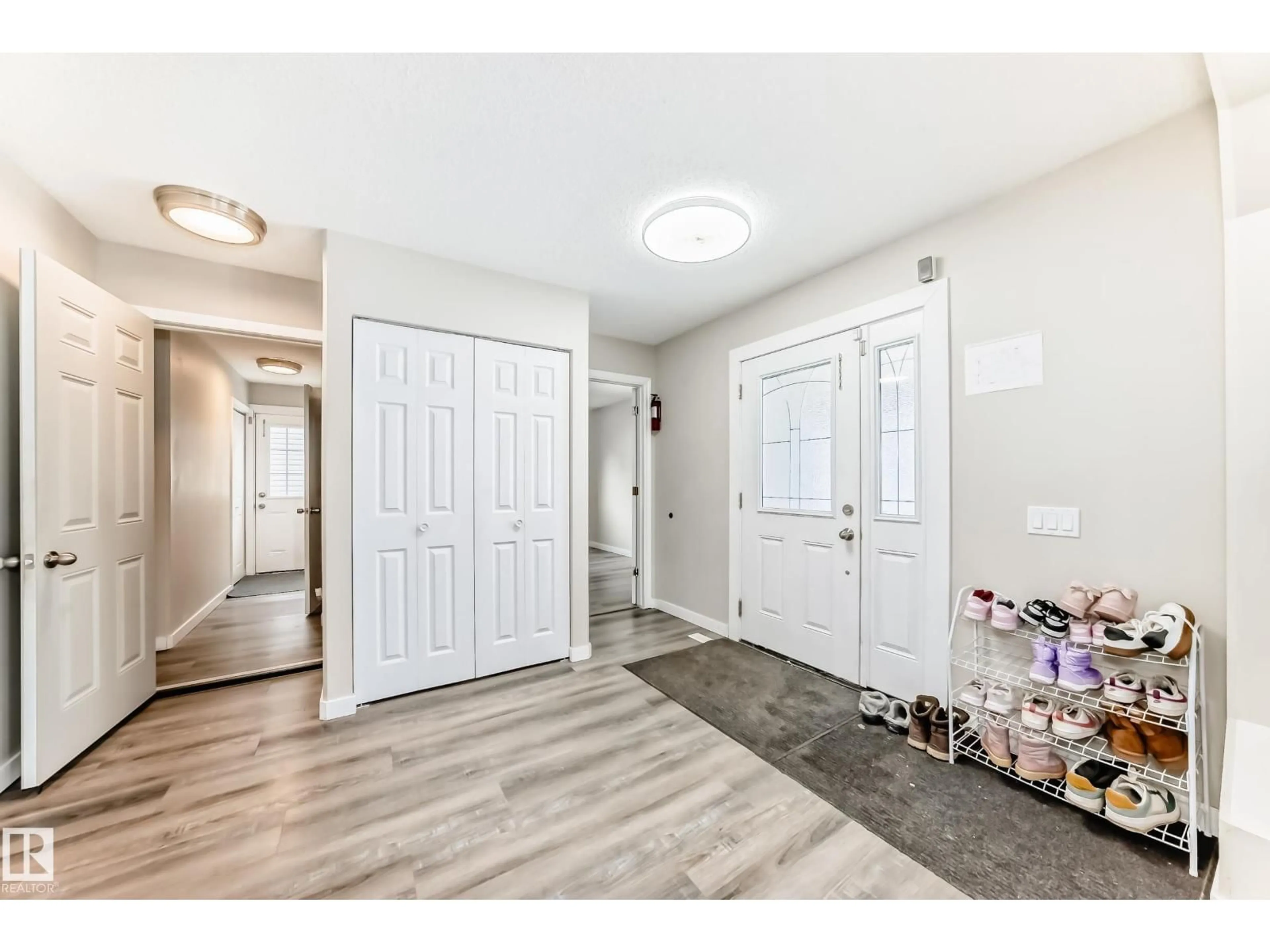 Indoor entryway for 72 HOWSON CR, Edmonton Alberta T5A4T5
