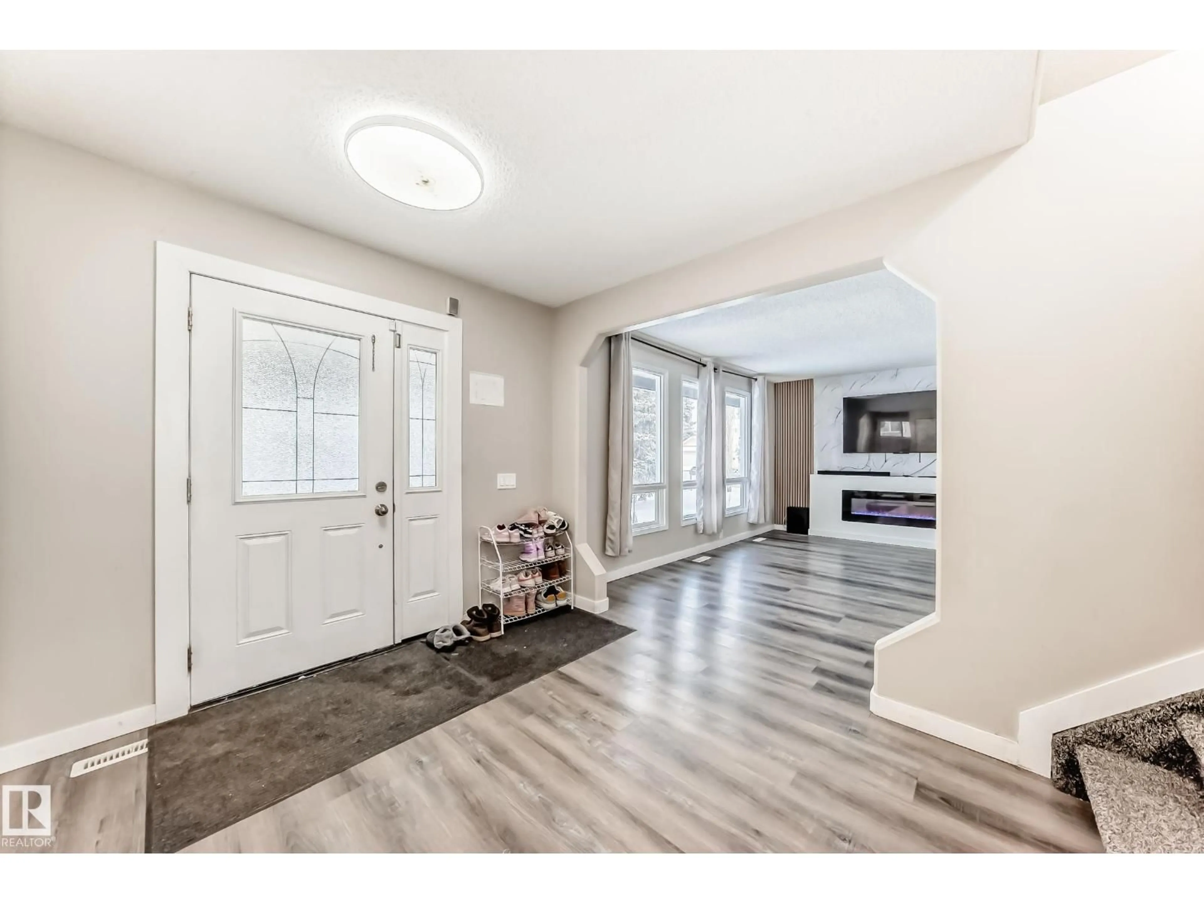Indoor entryway for 72 HOWSON CR, Edmonton Alberta T5A4T5