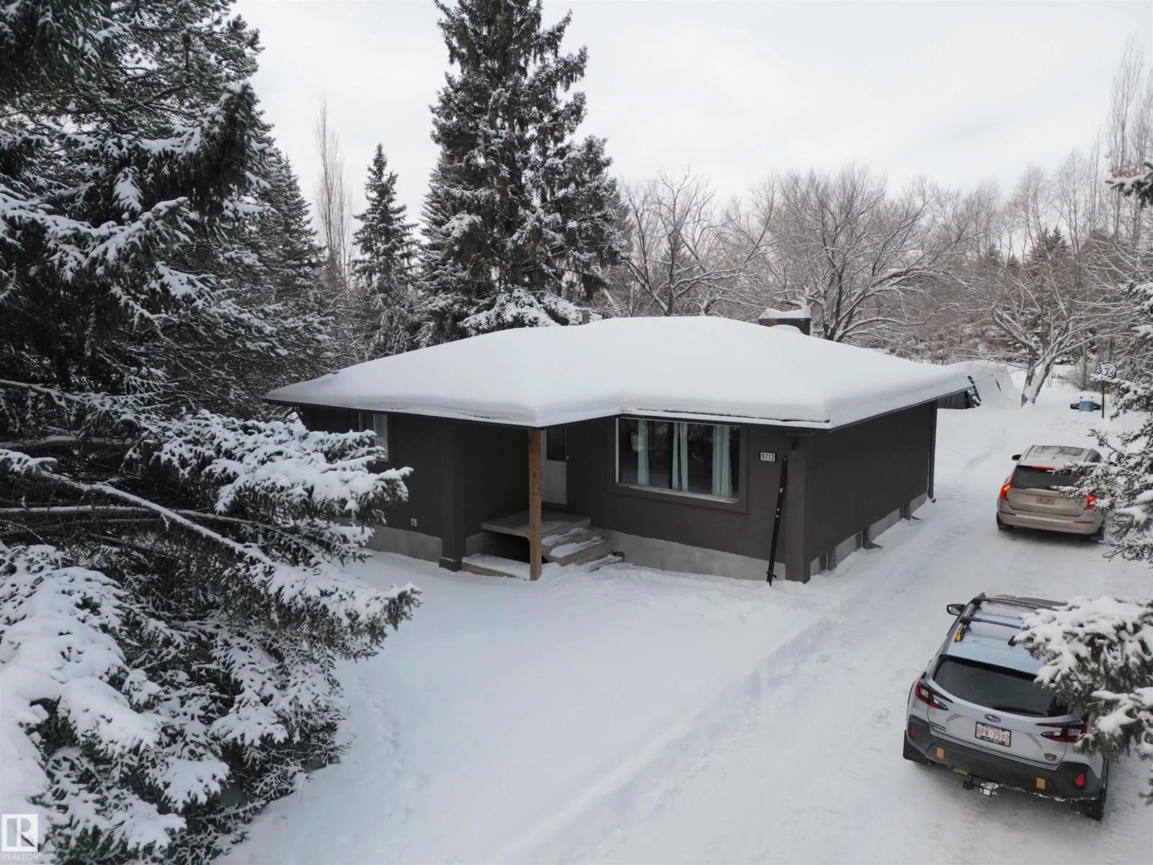 A pic from outside/outdoor area/front of a property/back of a property/a pic from drone, street for 9712 209 ST NW, Edmonton Alberta T5T5X9