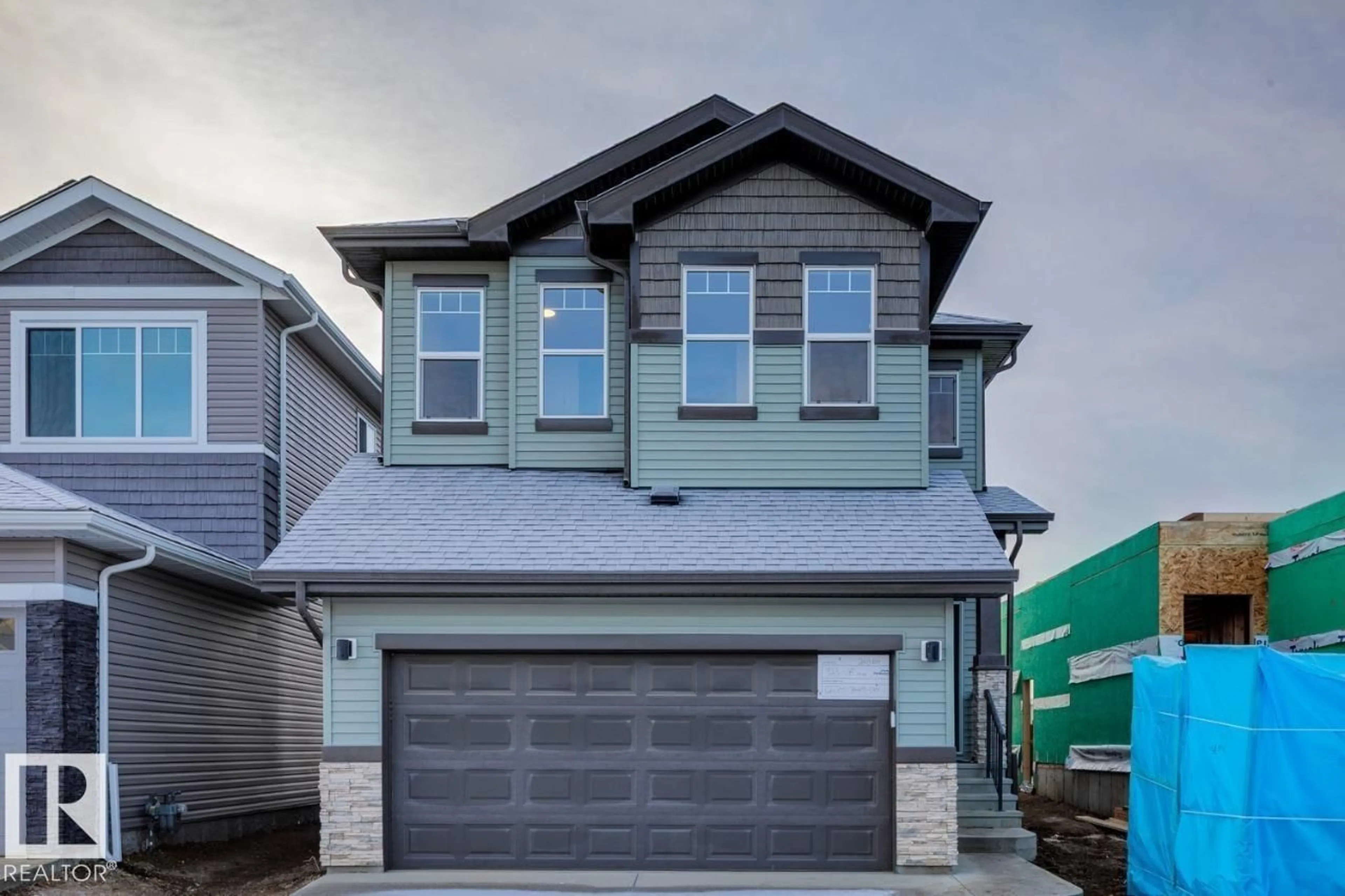 Home with vinyl exterior material, street for 923 18 AV, Edmonton Alberta T6T2X3