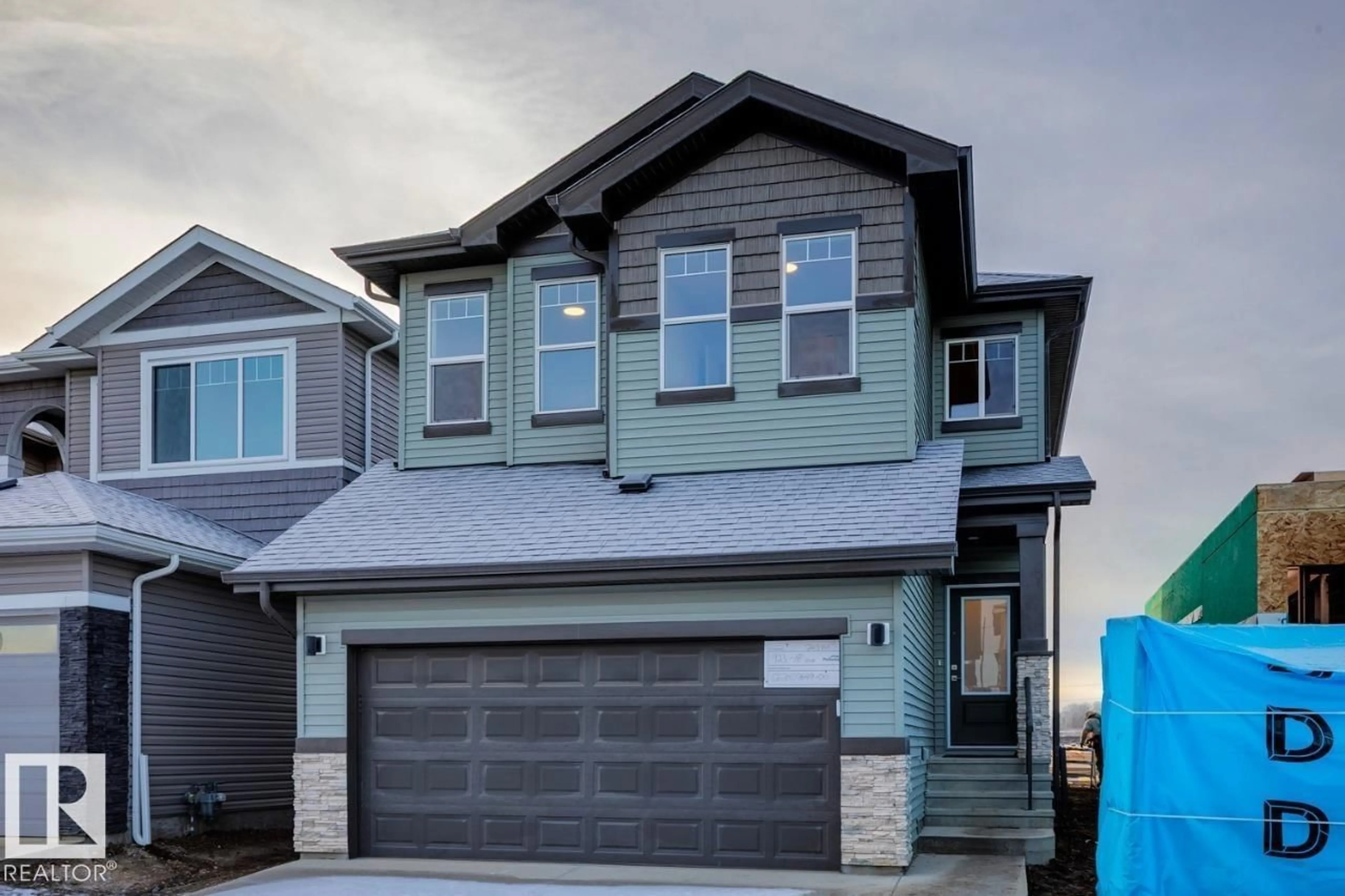Home with vinyl exterior material, street for 923 18 AV, Edmonton Alberta T6T2X3