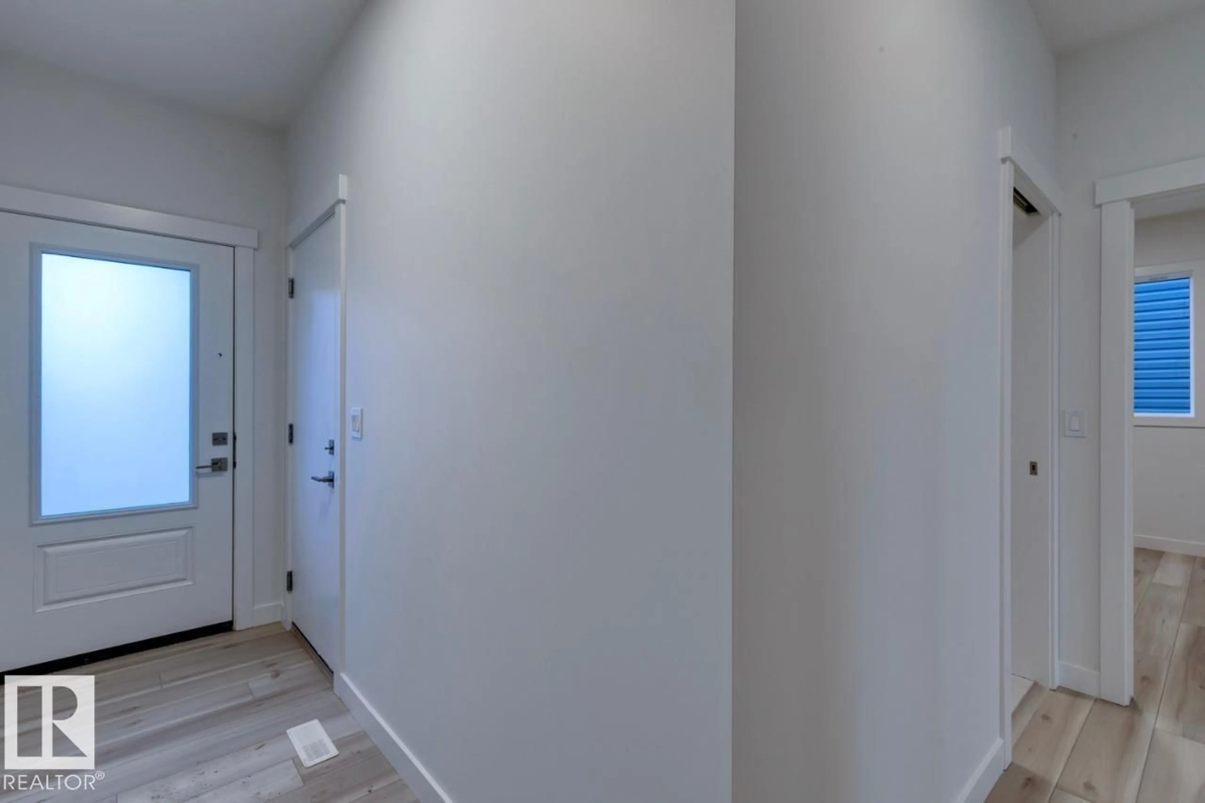 Indoor entryway for 923 18 AV, Edmonton Alberta T6T2X3