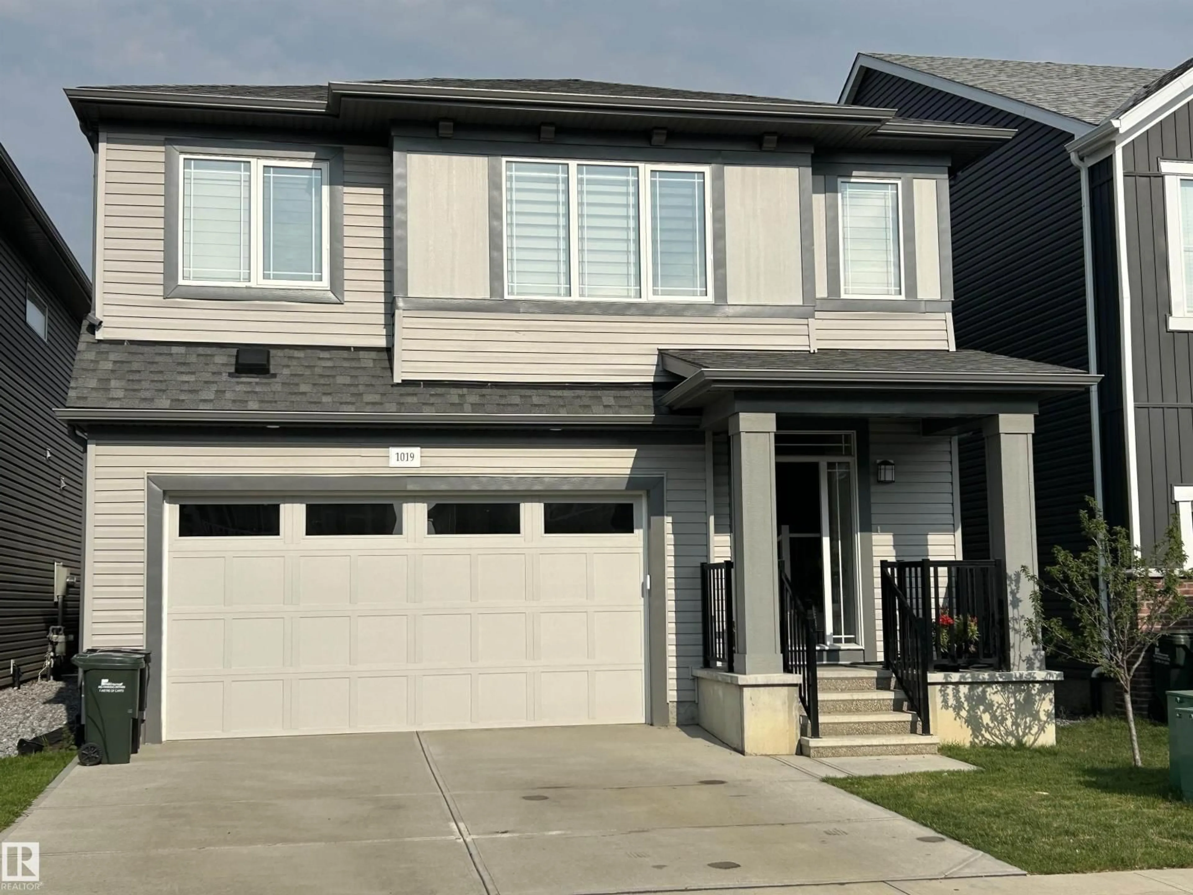 Home with vinyl exterior material, street for 1019 OLD MAN CREEK BV, Sherwood Park Alberta T8H3A2