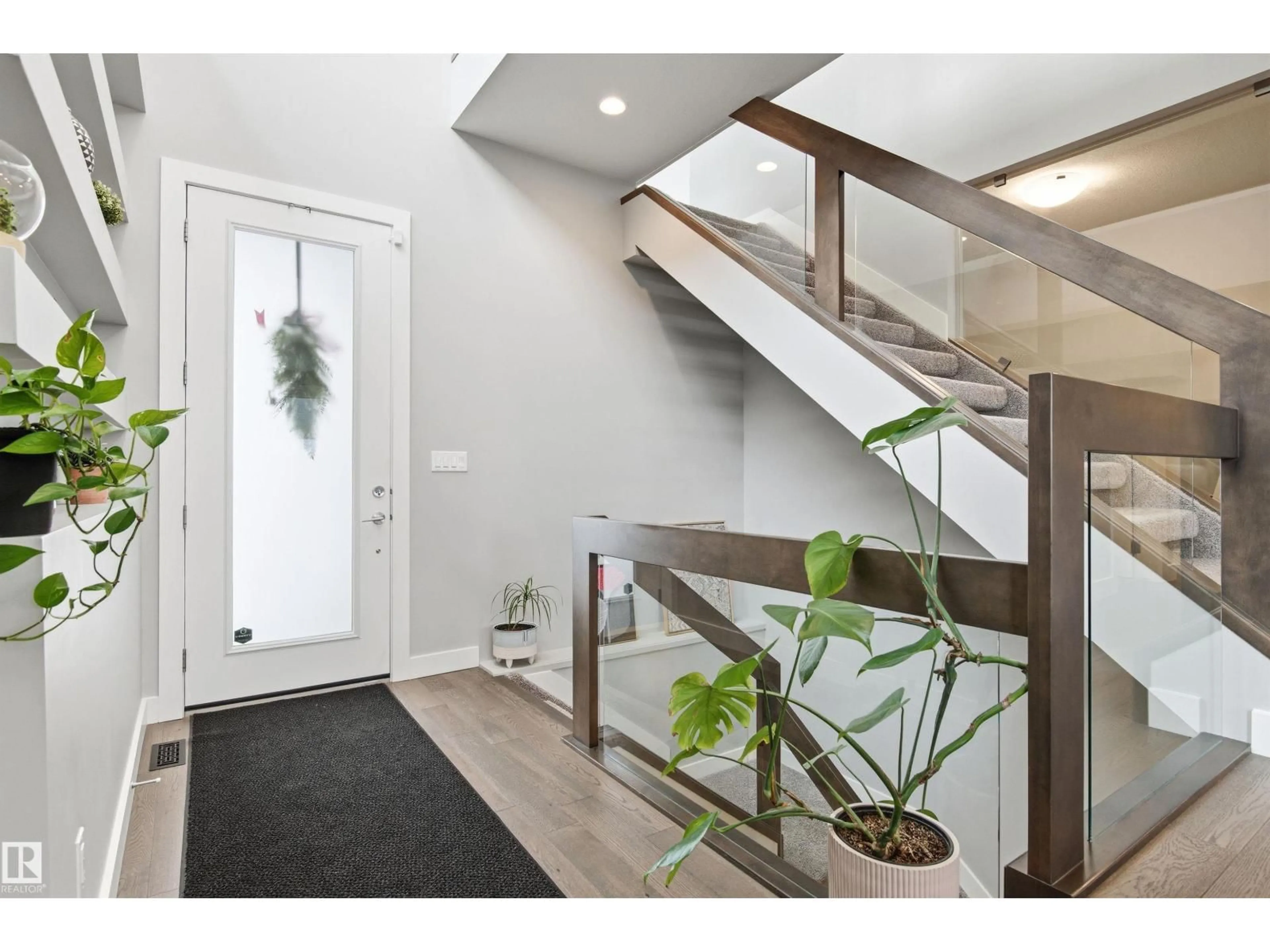 Indoor entryway for 2046 WARE RD, Edmonton Alberta T6W2W4