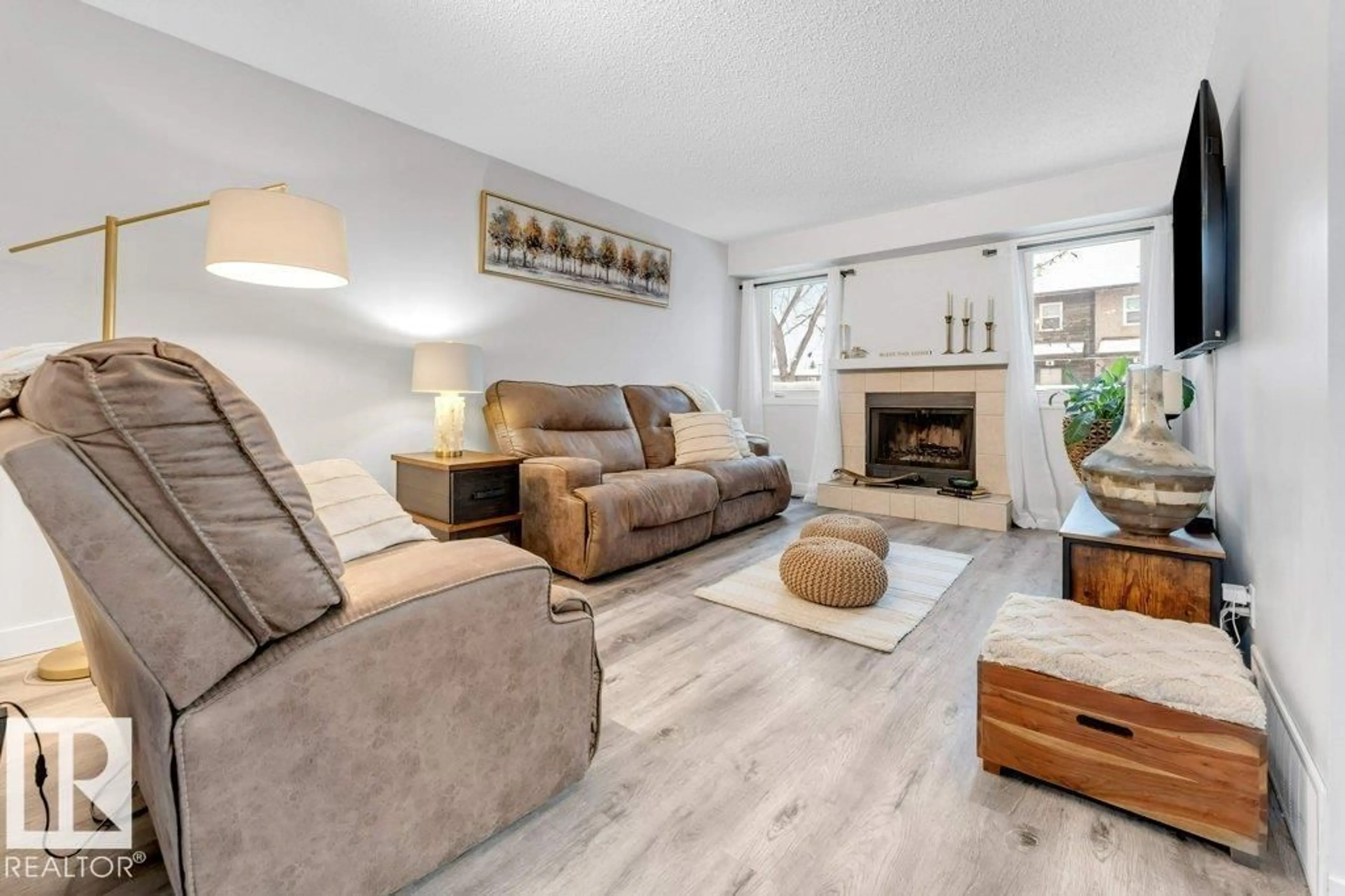 Living room with furniture, unknown for 18010 96 AVE, Edmonton Alberta T5T3N2