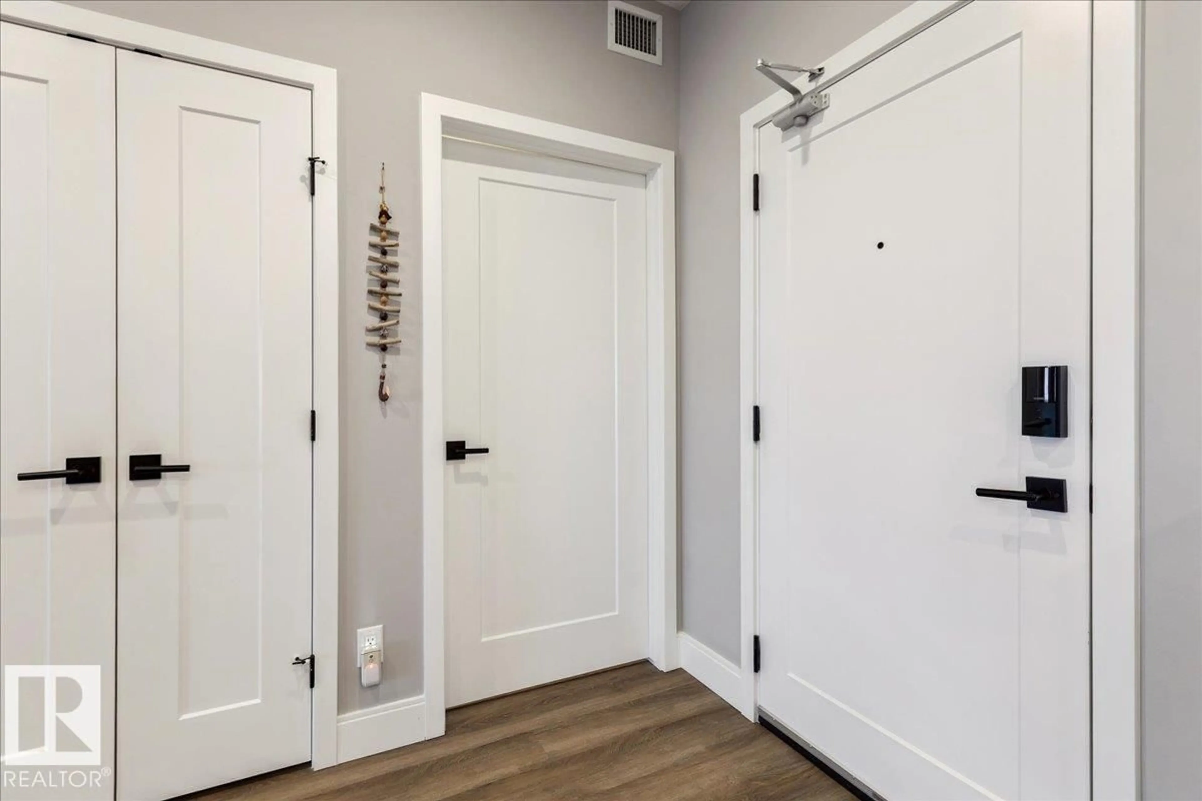 Indoor entryway for 527 7463 MAY CM NW, Edmonton Alberta T6R0X1