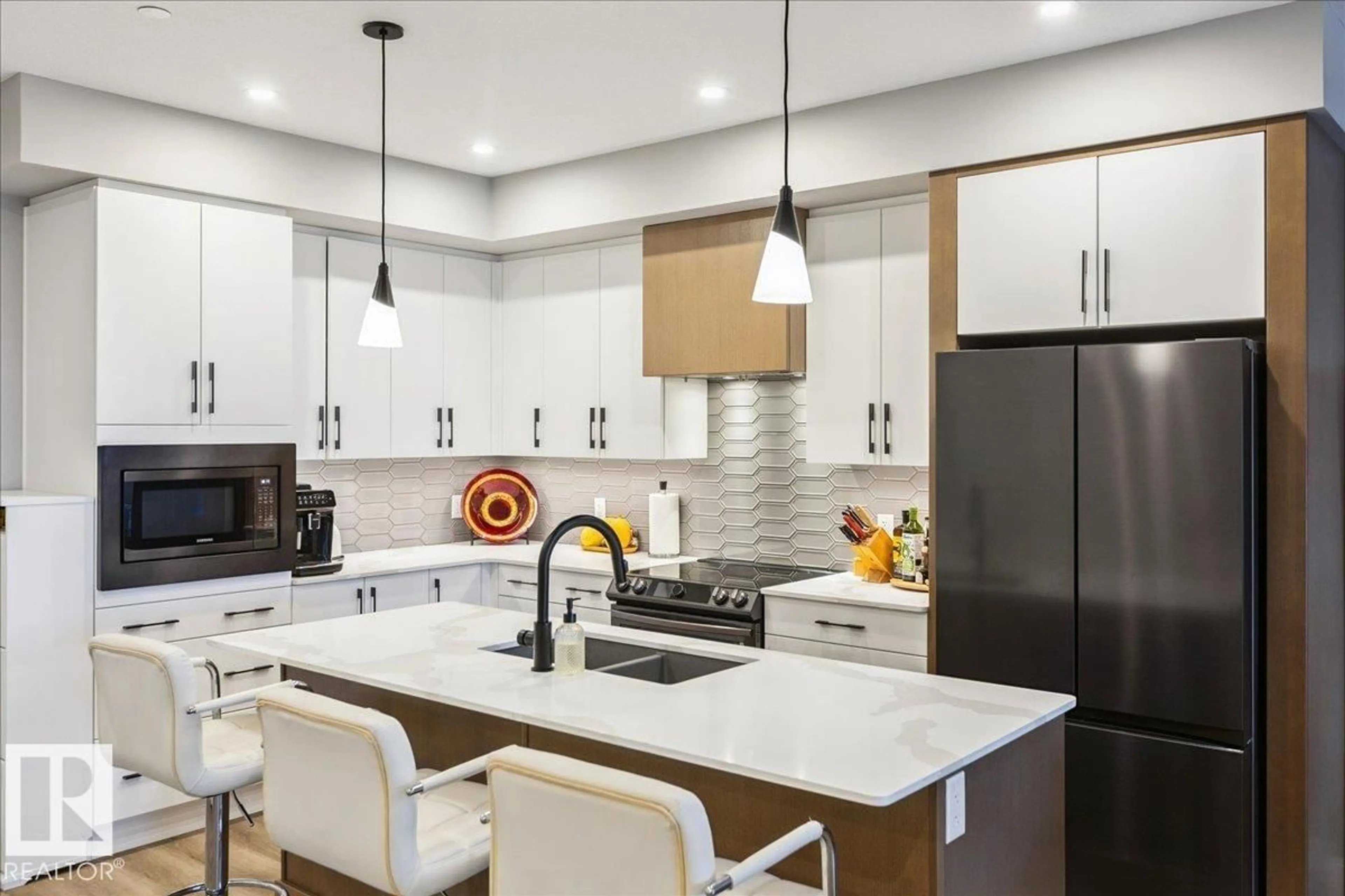 Contemporary kitchen, ceramic/tile floor for 527 7463 MAY CM NW, Edmonton Alberta T6R0X1