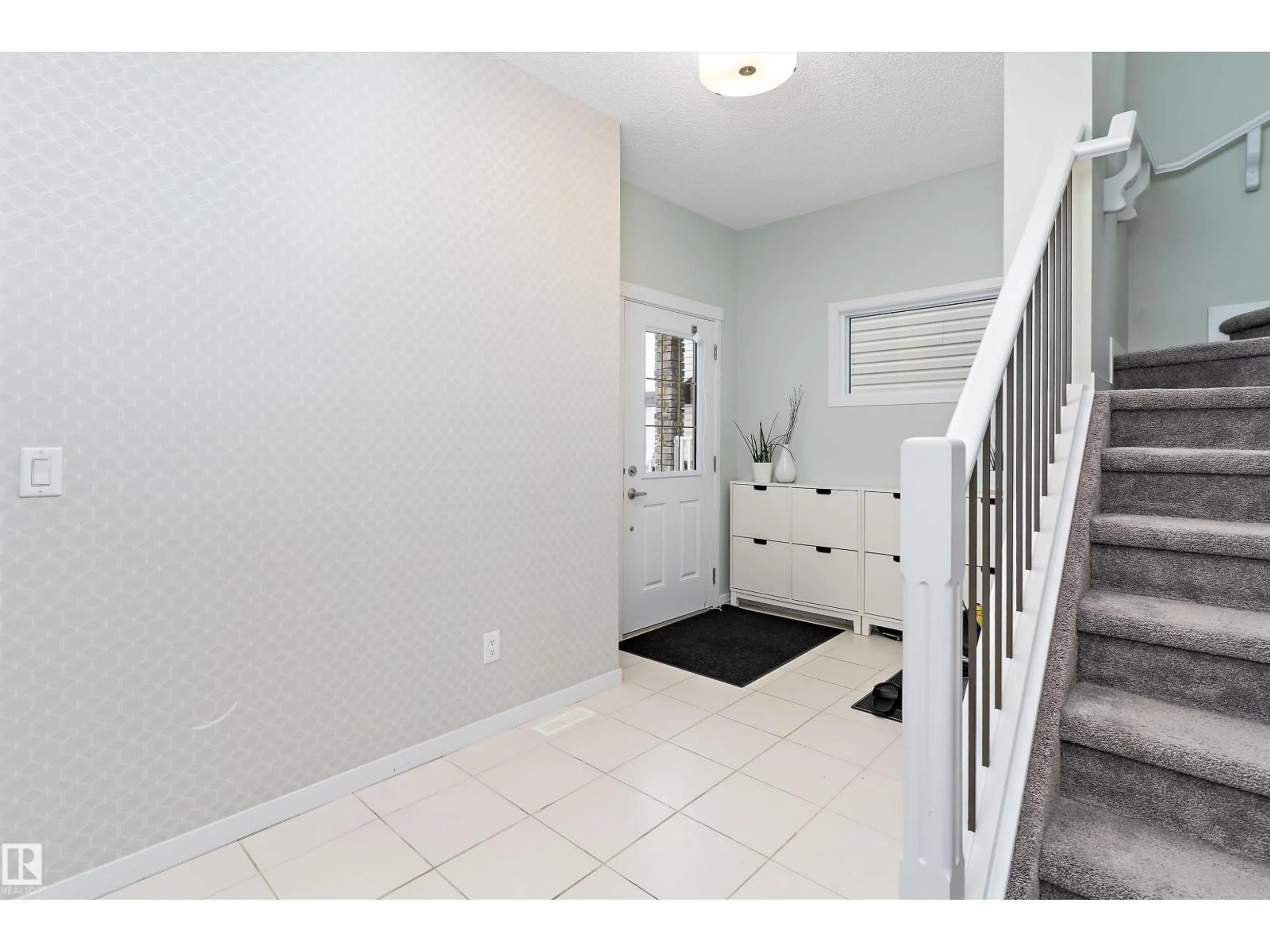 Indoor entryway for 2927 11 ST, Edmonton Alberta T6T0X7