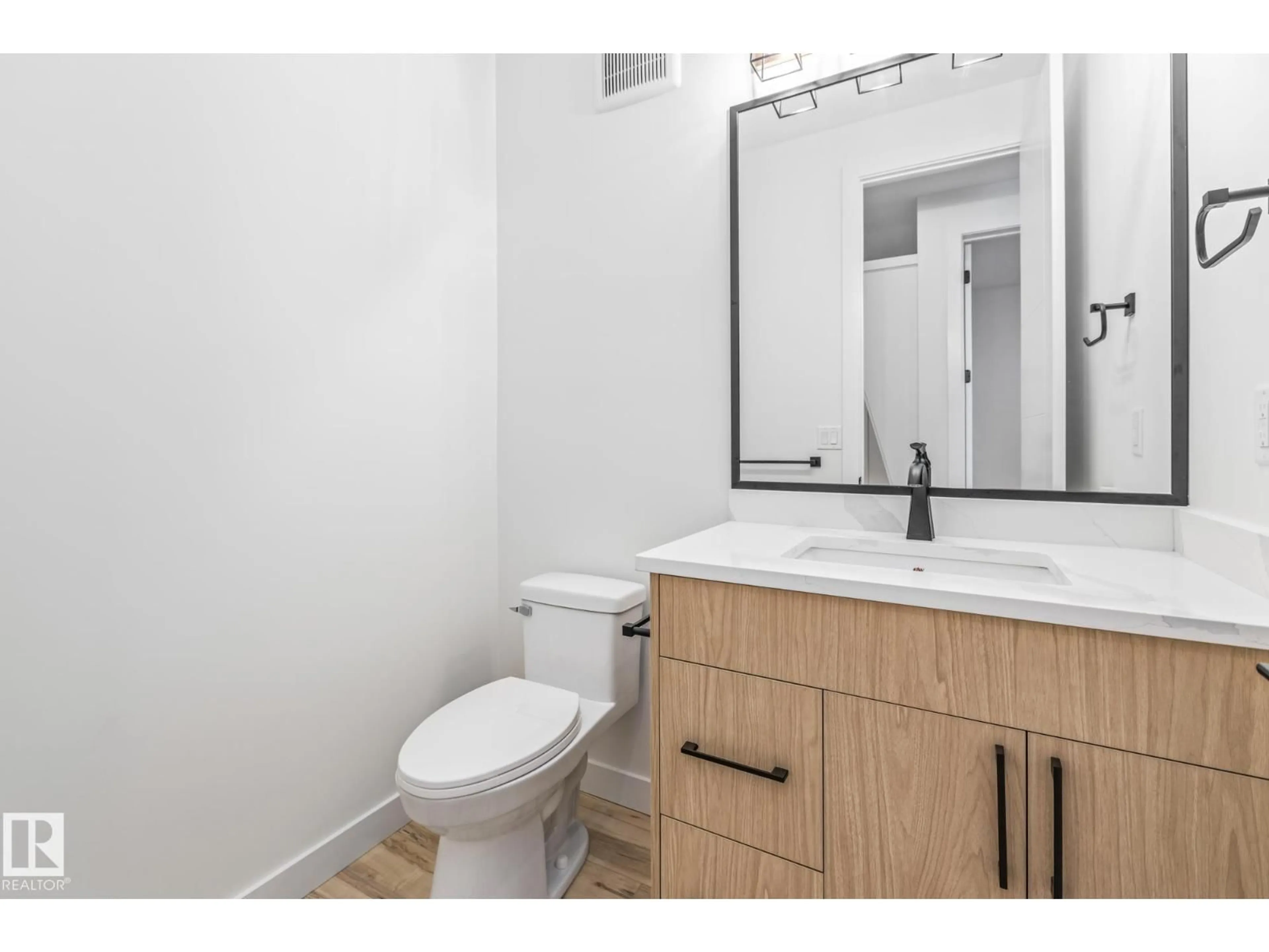 Standard bathroom, unknown for 10 ENNS CO, Fort Saskatchewan Alberta T8L0Z4