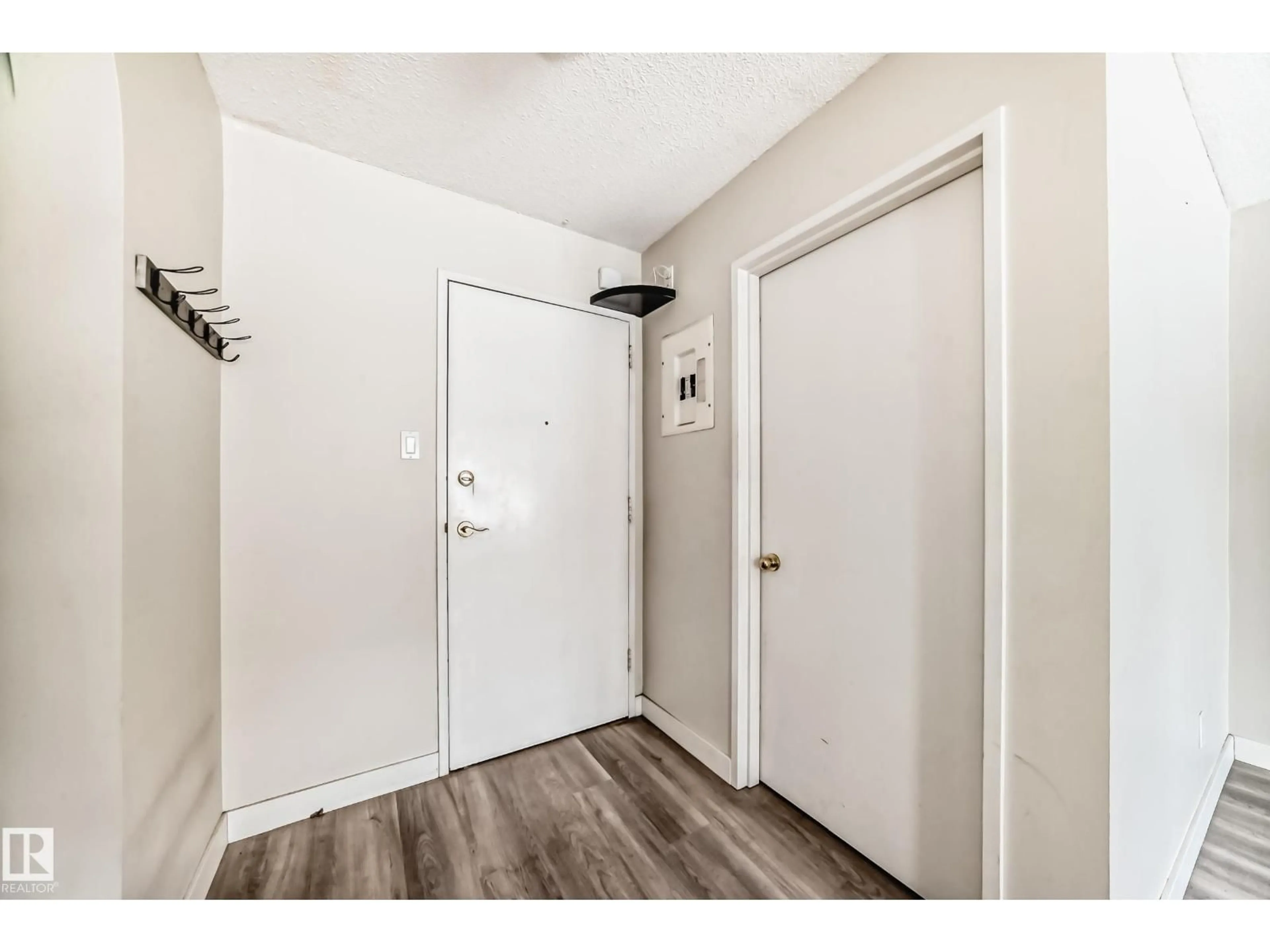 Indoor entryway for #204 - 11420 40 AV, Edmonton Alberta T6J0R5