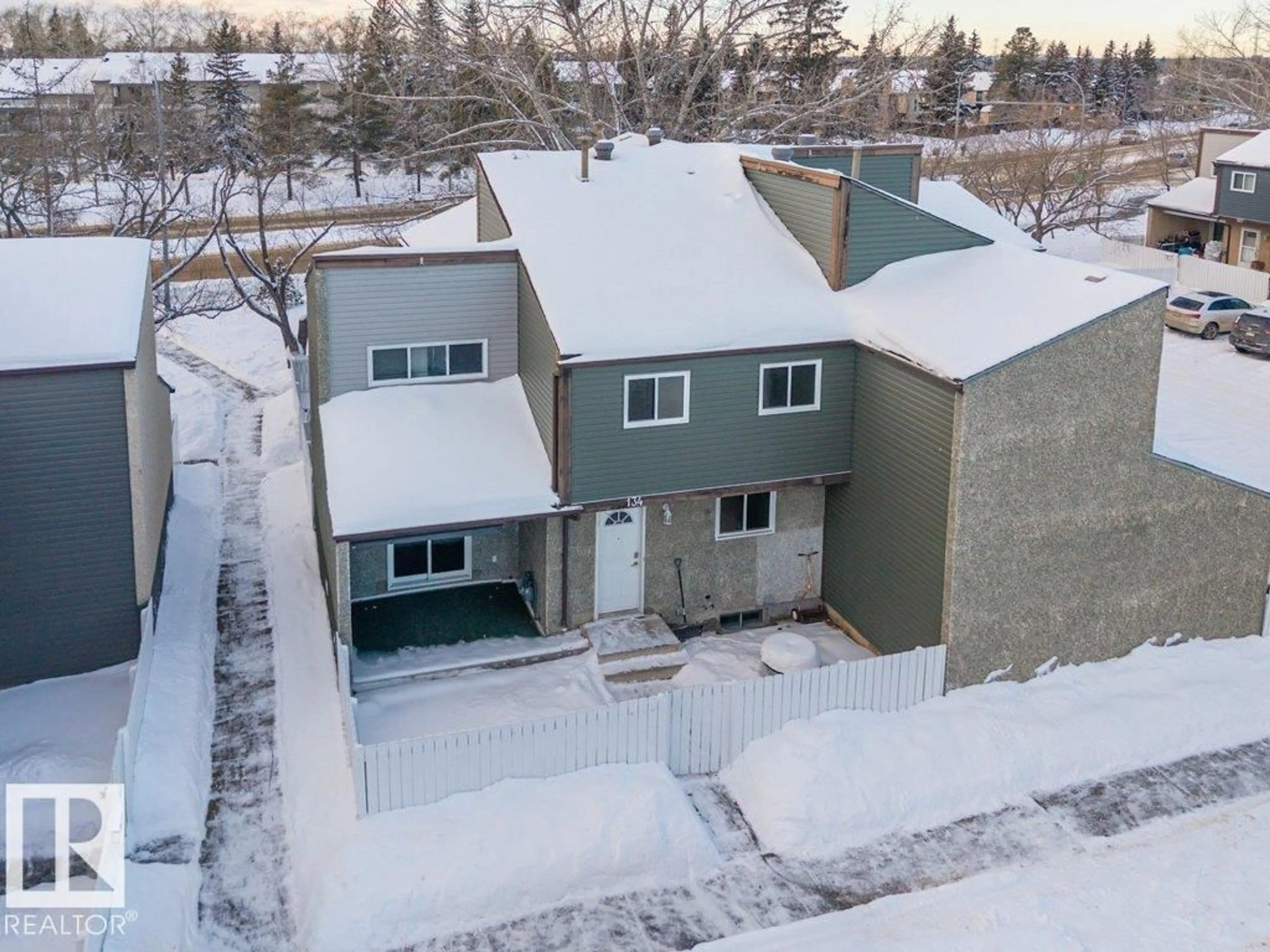 A pic from outside/outdoor area/front of a property/back of a property/a pic from drone, street for 134 KASKITAYO CT, Edmonton Alberta T6J3T3