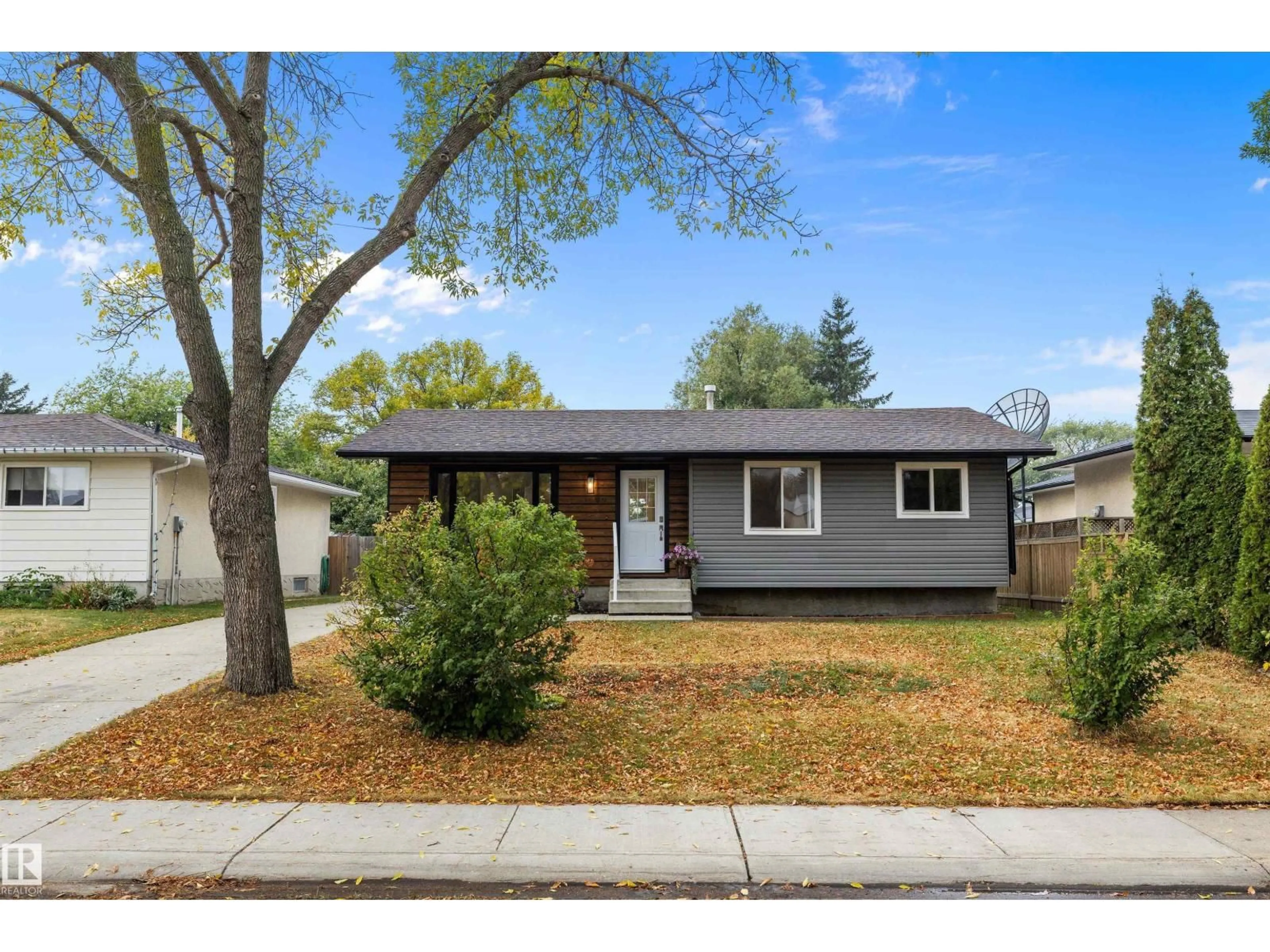 Home with vinyl exterior material, street for 1032 MONY PENNY CR, Sherwood Park Alberta T8A1C3