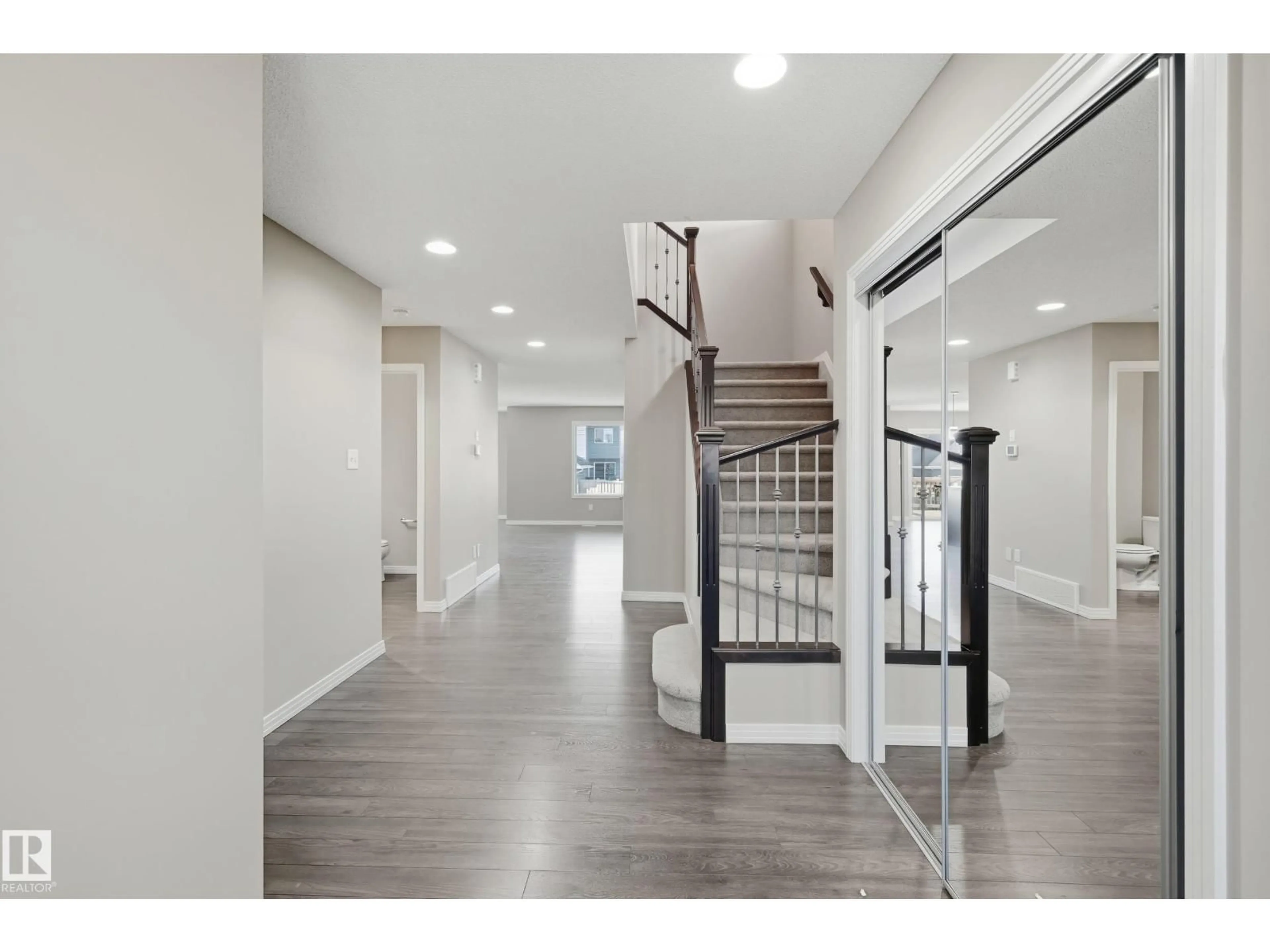 Indoor foyer for 3528 CLAXTON CR, Edmonton Alberta T6W0Z6