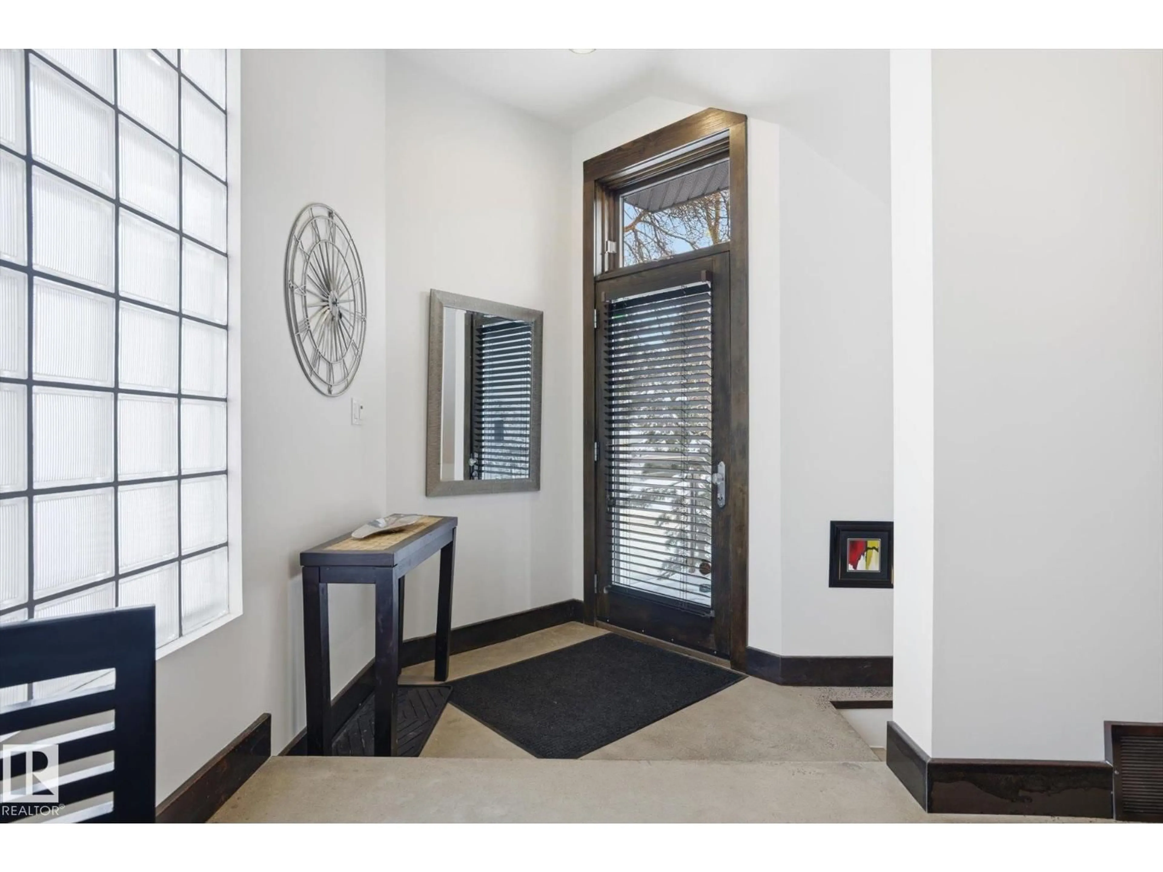 Indoor foyer for NW - 9012 98 ST, Edmonton Alberta T6E3M5