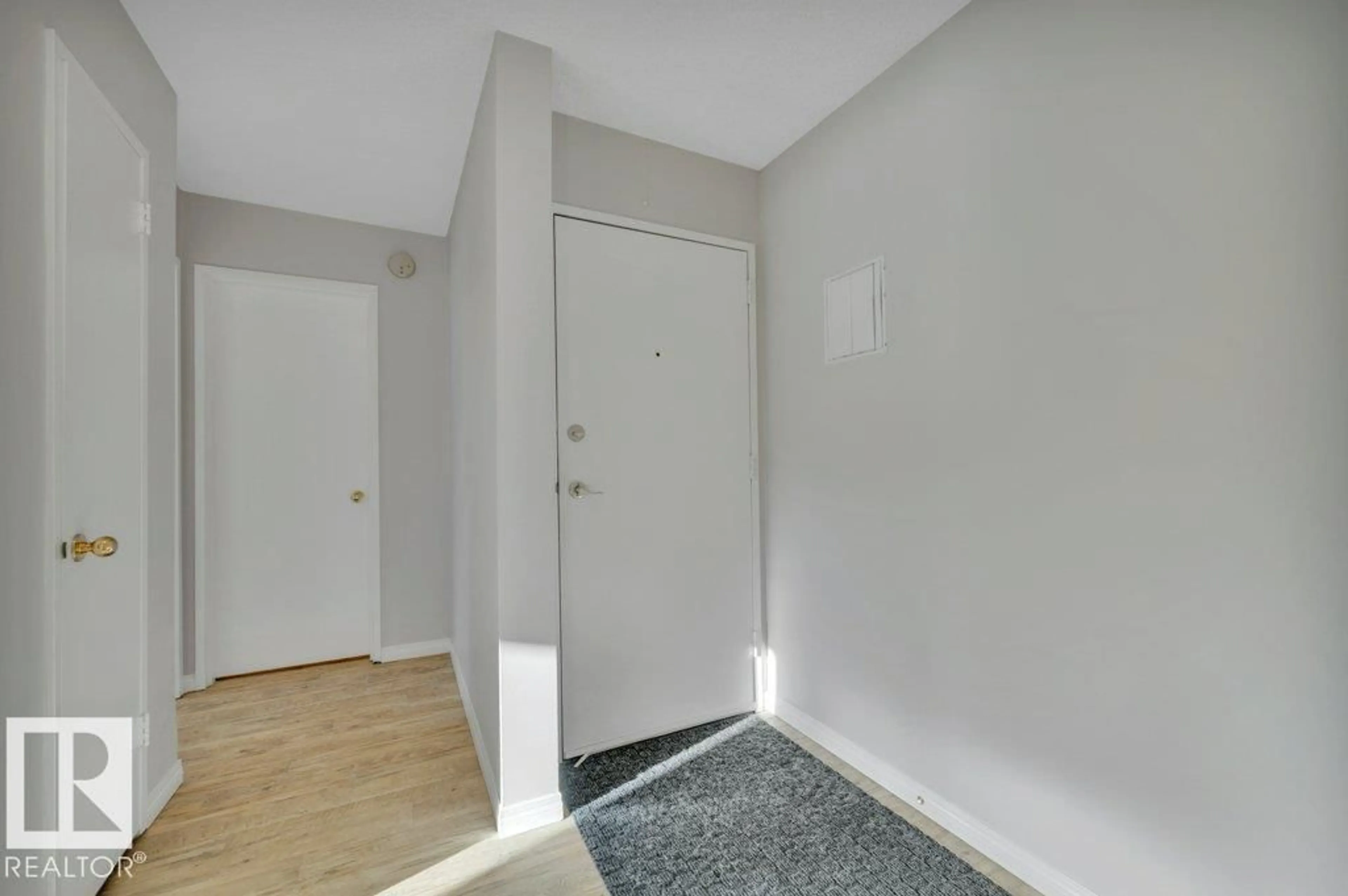 Indoor entryway for #102 - 11455 41 AV, Edmonton Alberta T6J0T9