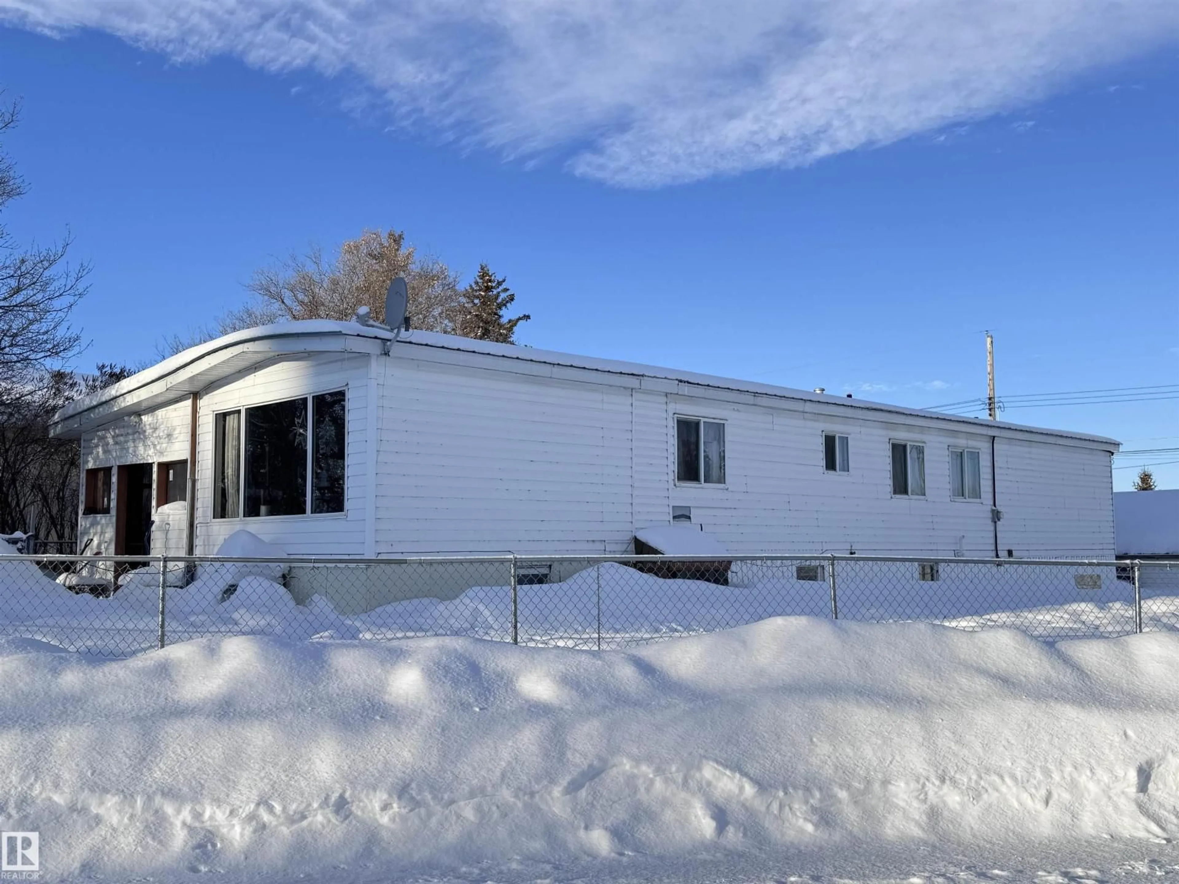 Home with vinyl exterior material, building for 9940 110 ST, Westlock Alberta T7P1N5