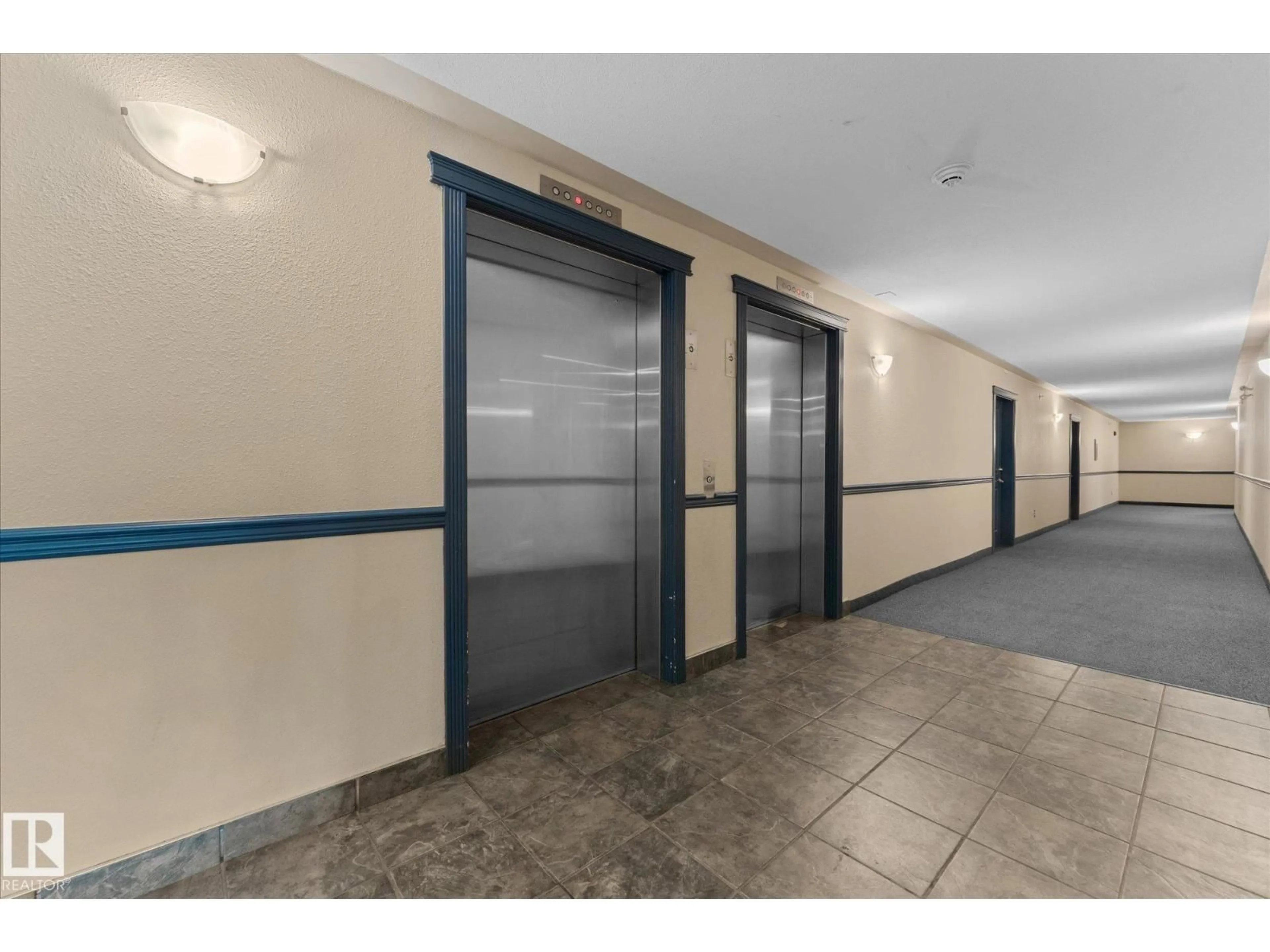 Indoor foyer for 531 11325 83 ST NW, Edmonton Alberta T5B4W5