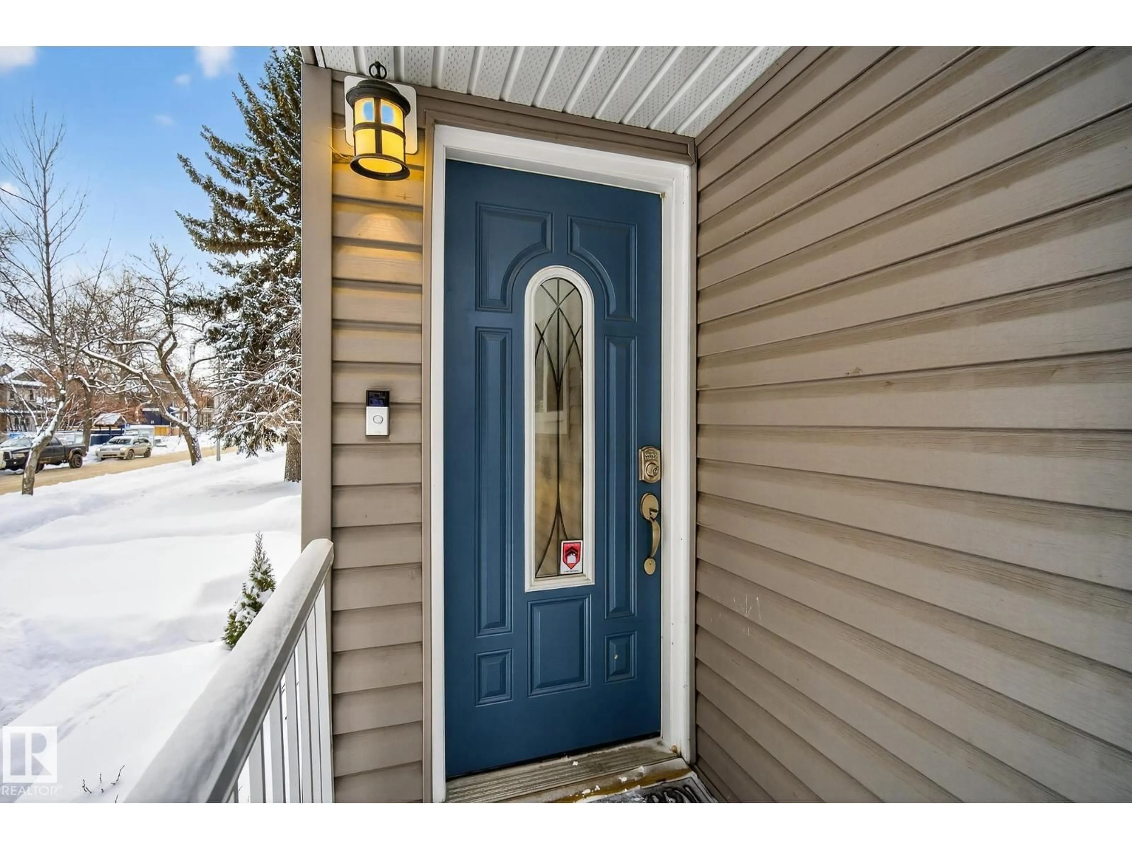 Indoor entryway for 9022 92 ST, Edmonton Alberta T6C3R2