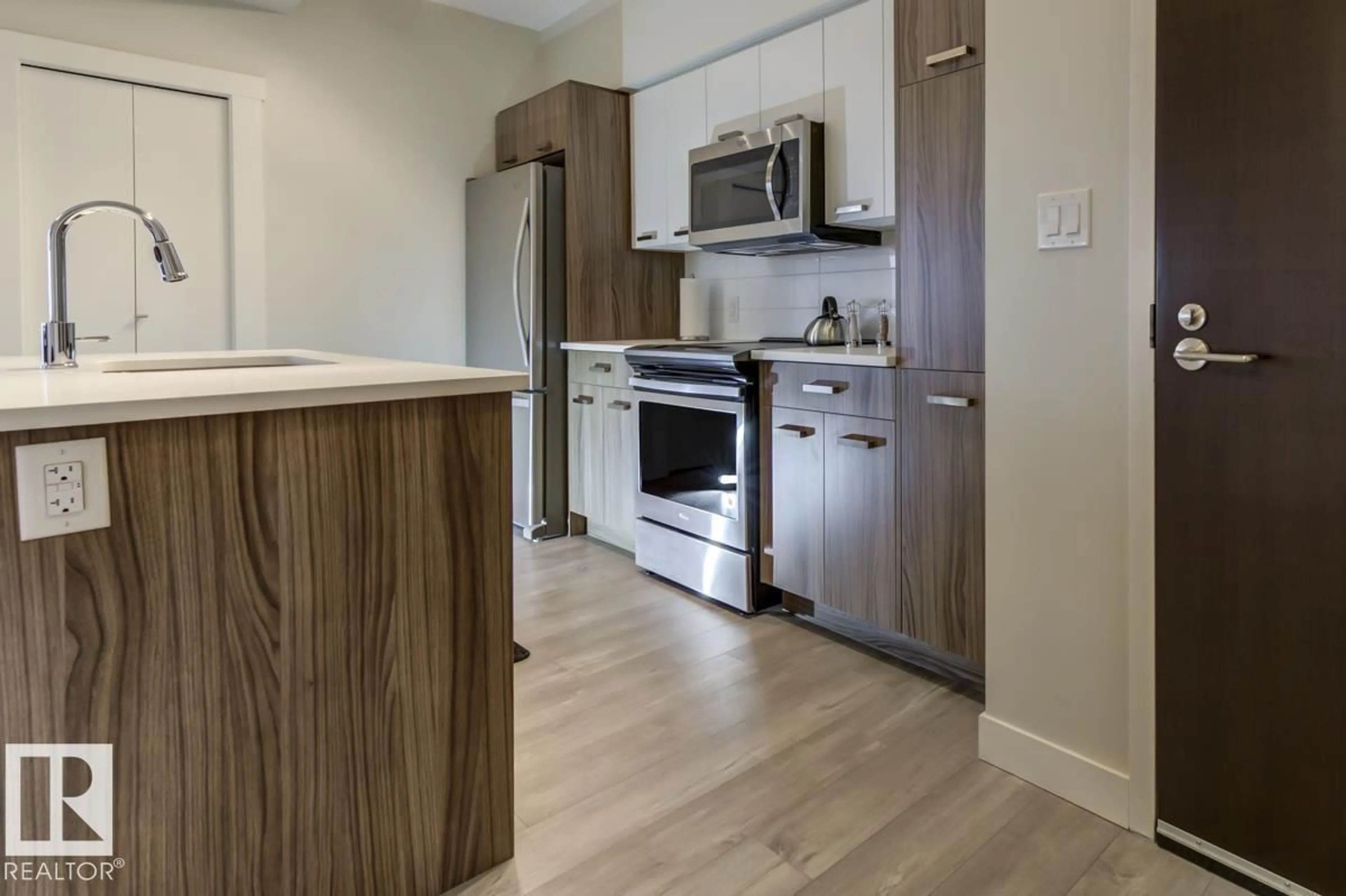 Standard kitchen, wood/laminate floor for 10410 - 1707 102 AV NW, Edmonton Alberta T5J0E9