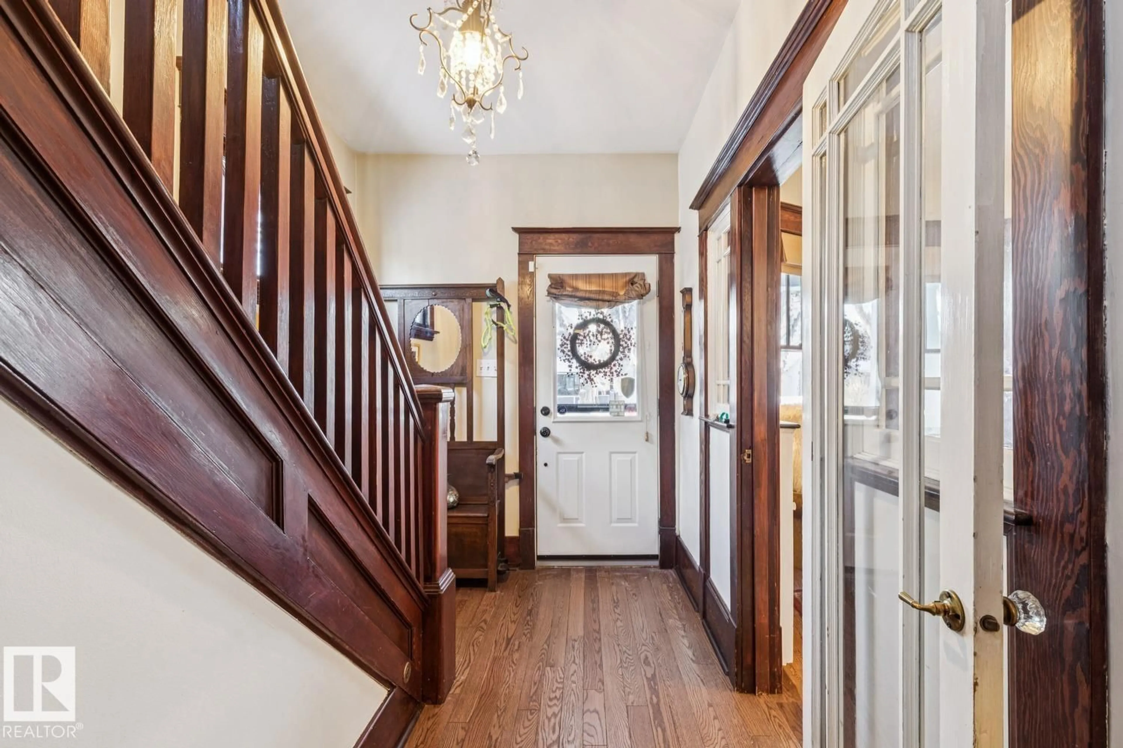 Indoor foyer for 10720 126 ST, Edmonton Alberta T5M0N8