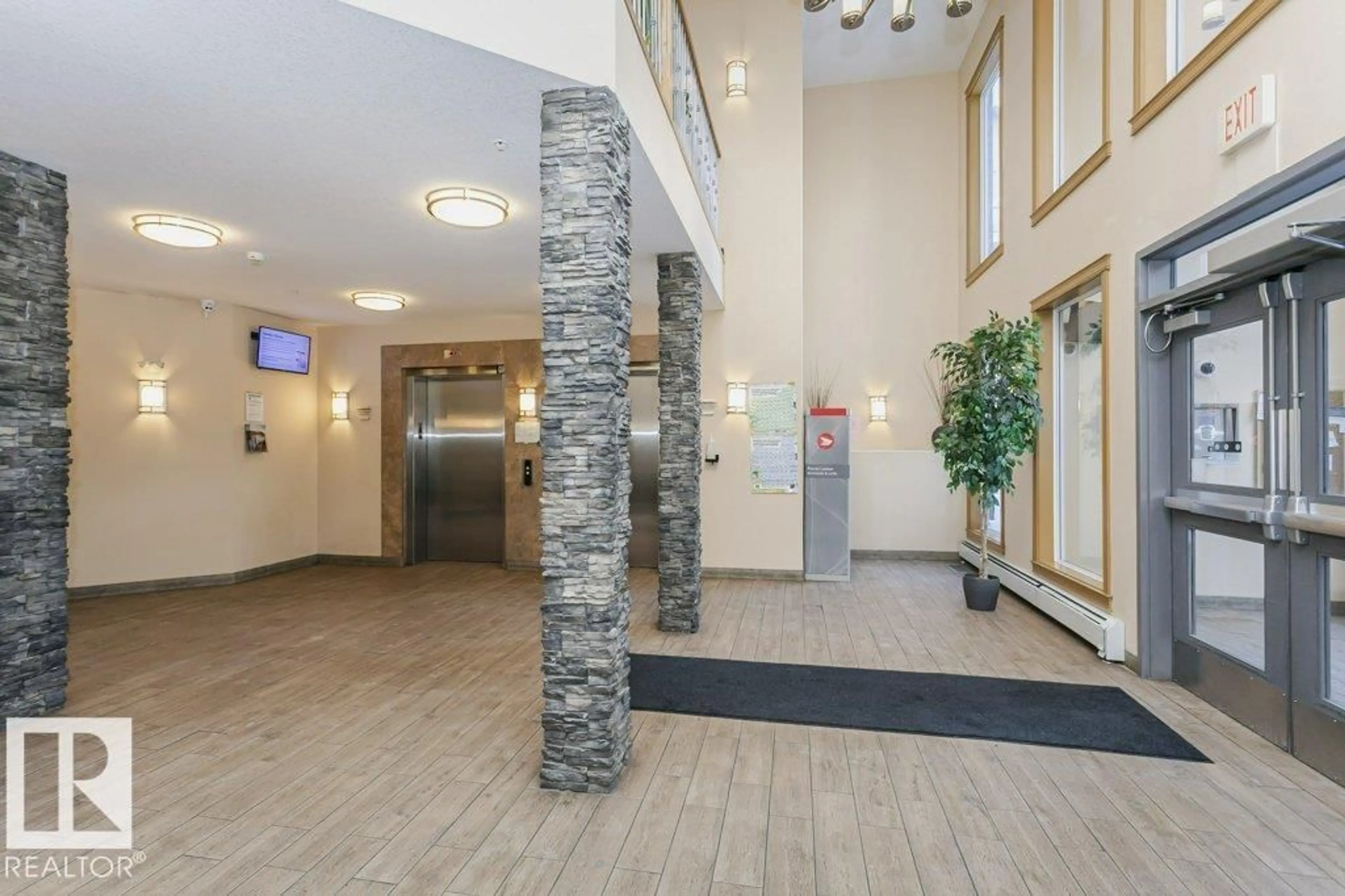 Indoor foyer for 341 10121 80 AV NW, Edmonton Alberta T6E0B9
