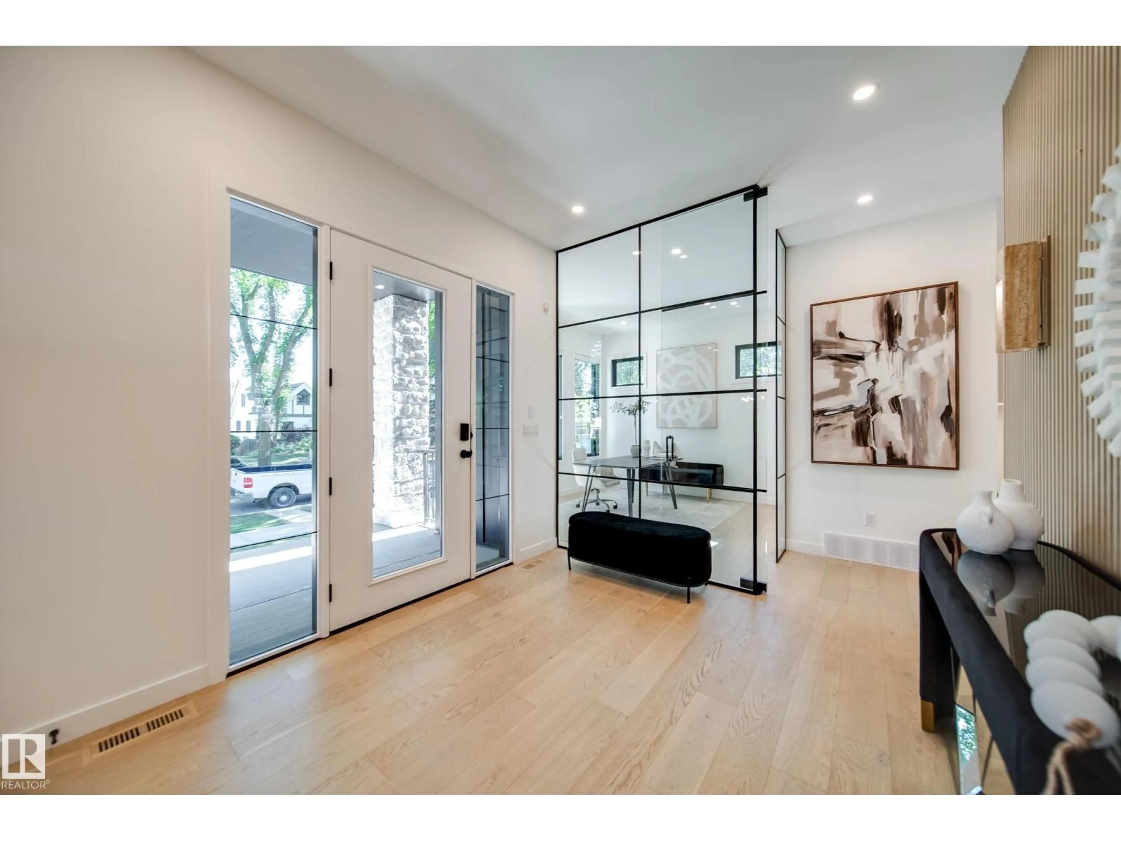 Indoor entryway for 10522 134 ST NW, Edmonton Alberta T5N2B5