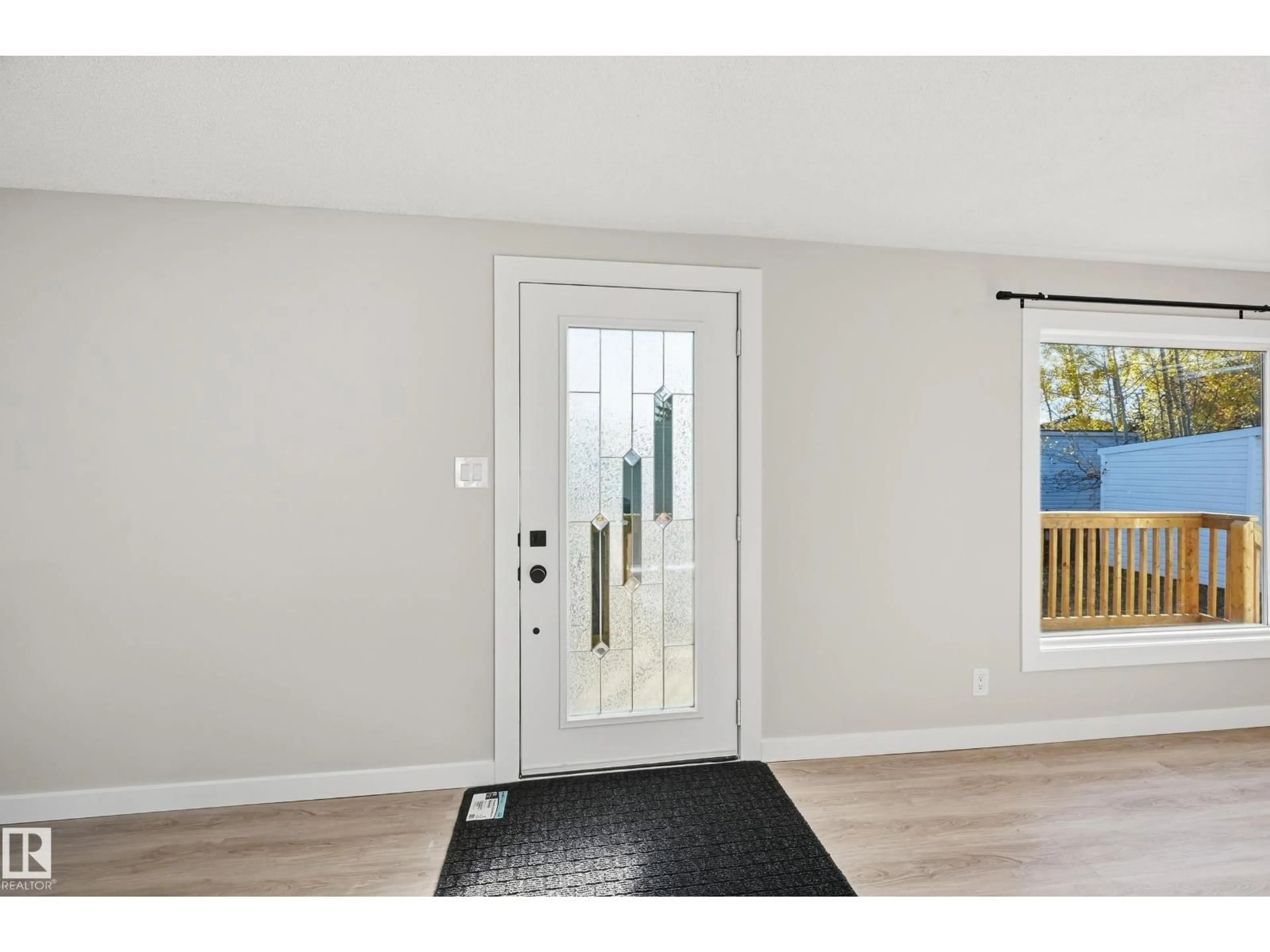 Indoor entryway for 2 CLIFF CR, Edmonton Alberta T6P1B6