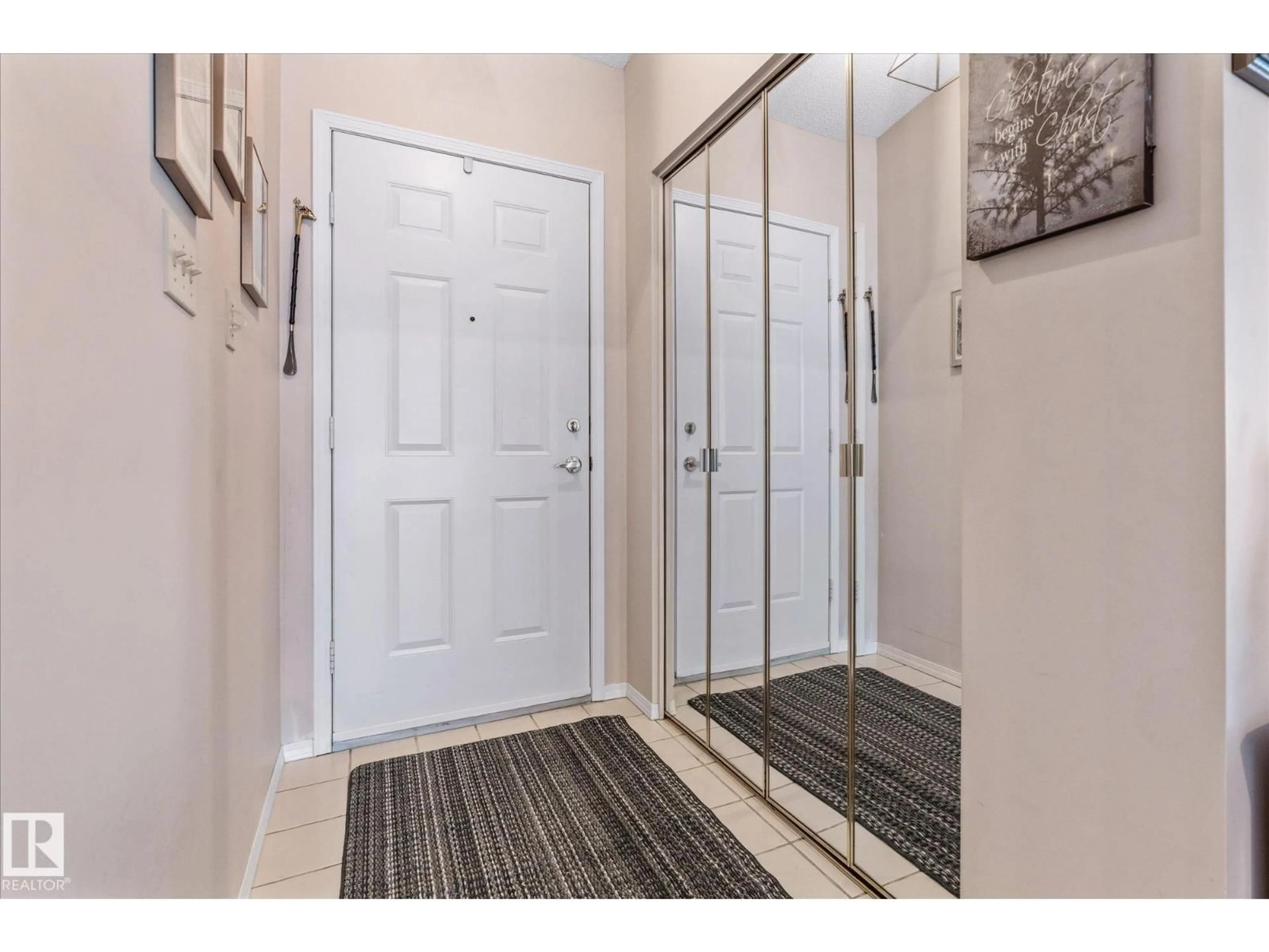 Indoor entryway for 1548 54 ST, Edmonton Alberta T6L6H4