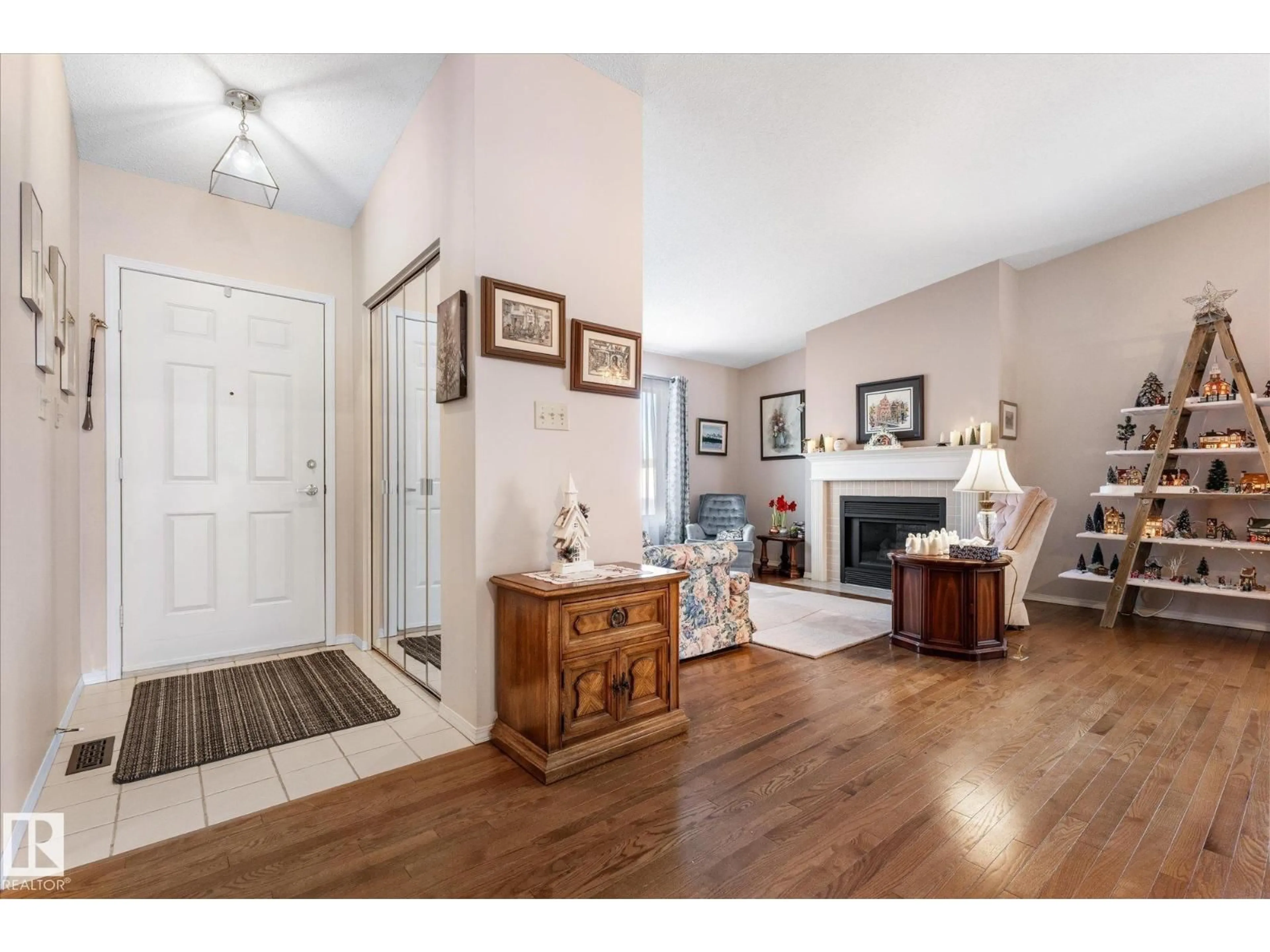 Indoor entryway for 1548 54 ST, Edmonton Alberta T6L6H4