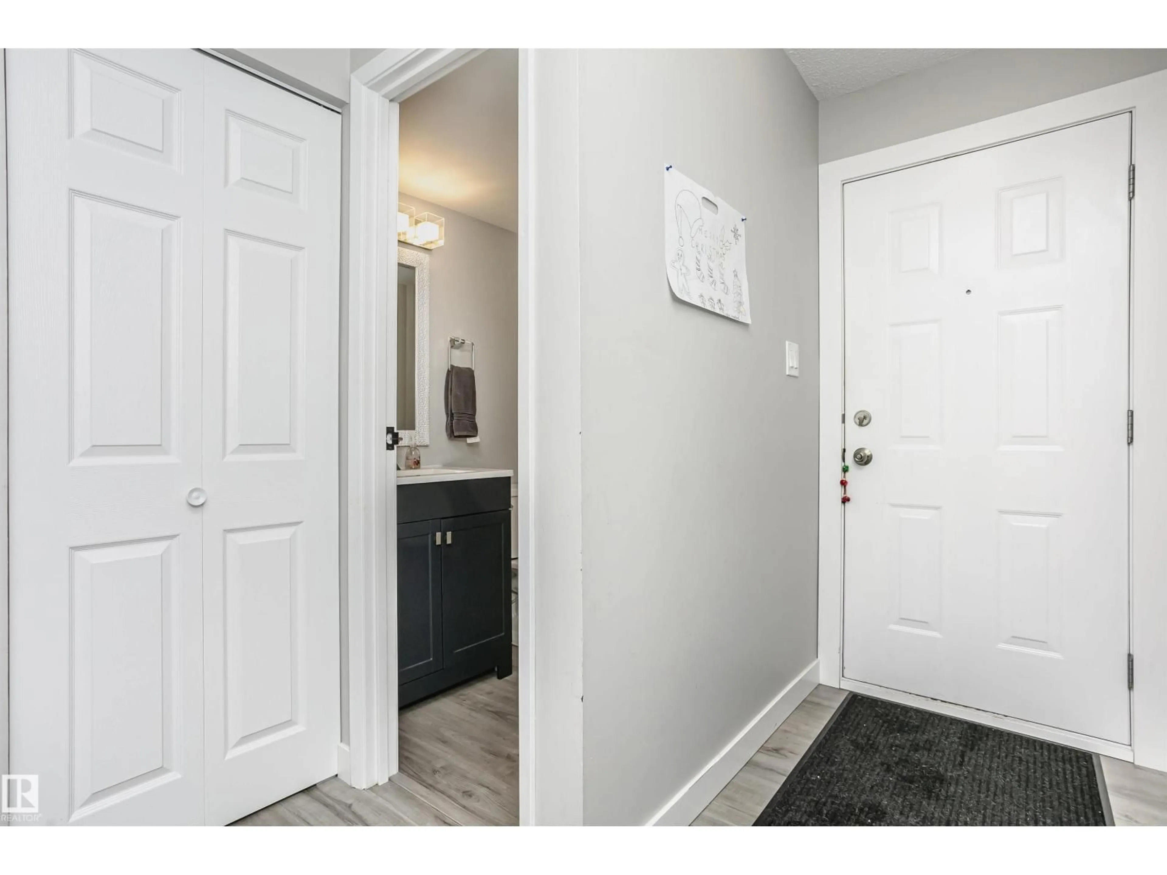 Indoor entryway for 3103 109 ST, Edmonton Alberta T6S4N6