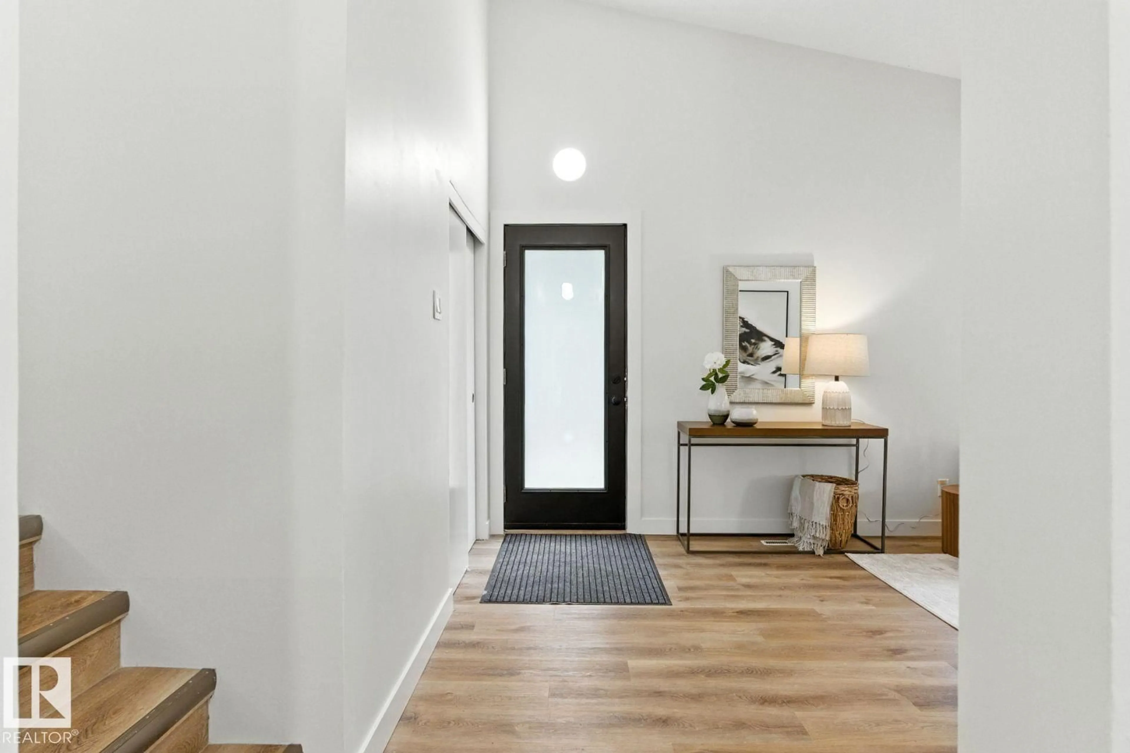 Indoor entryway for 1 SYLVAN DR, St. Albert Alberta T8N0G7