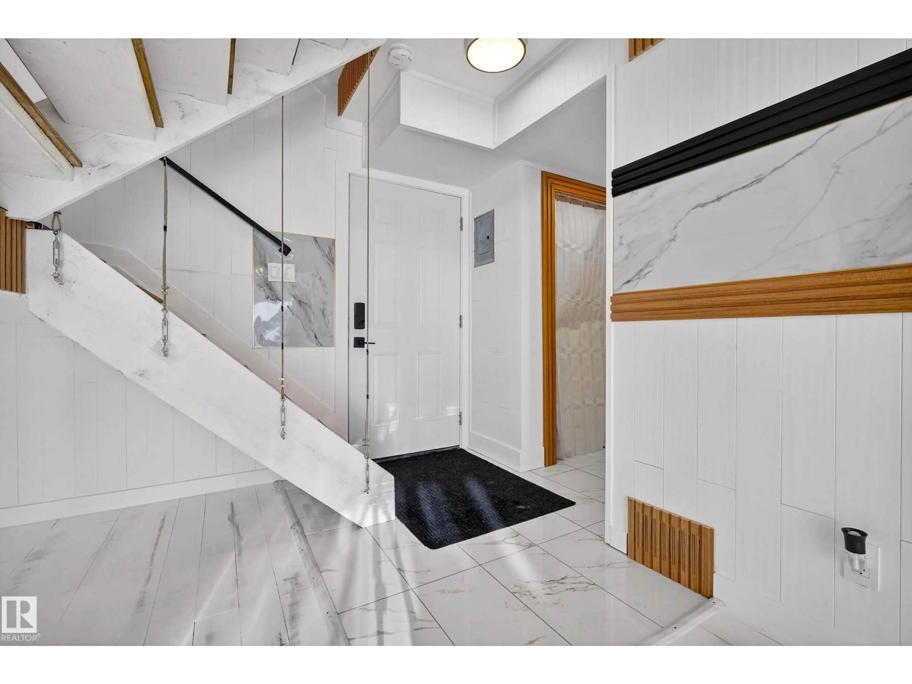 Indoor foyer for NW - 11A MEADOWLARK VG, Edmonton Alberta T4R5X3