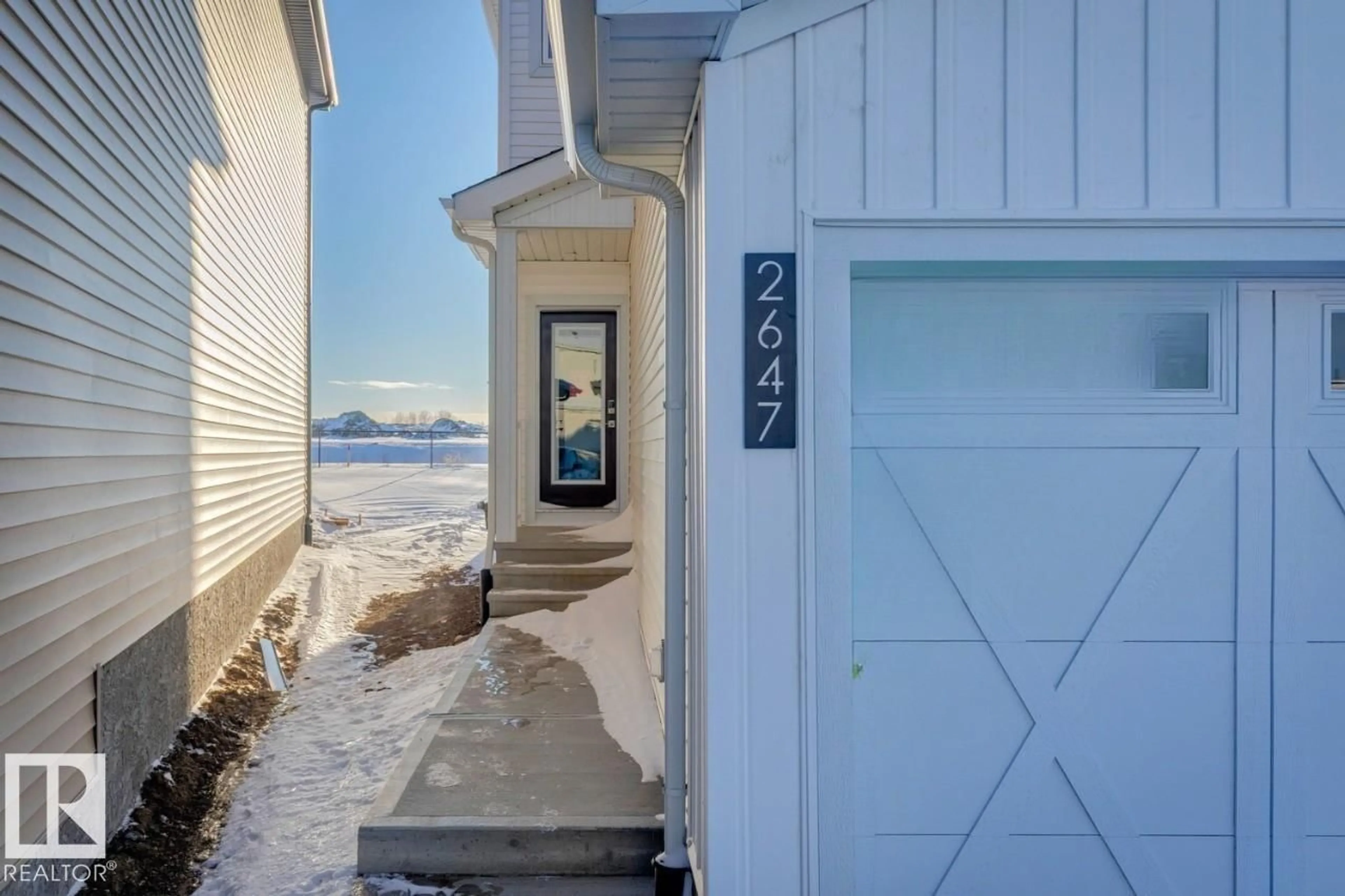Indoor entryway for SW - 2647 5 AV, Edmonton Alberta T6X3H9