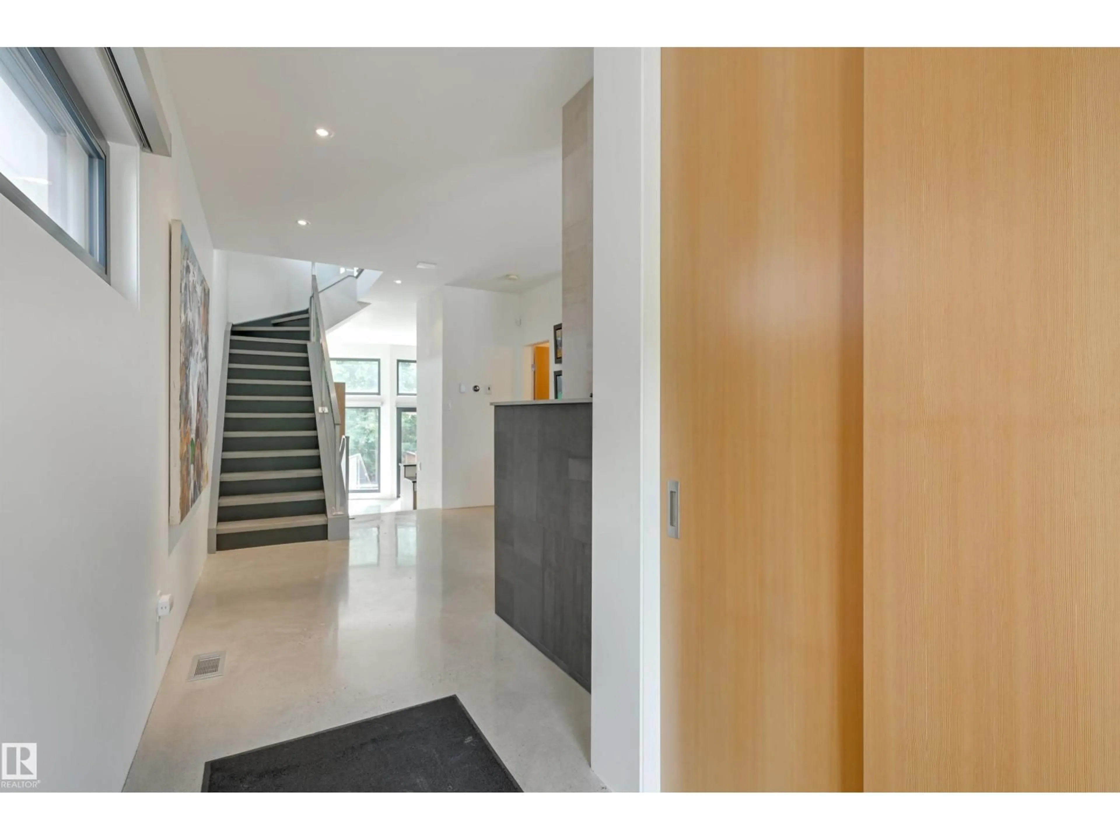 Indoor foyer for 50 SYLVANCROFT LN, Edmonton Alberta T5N0R1