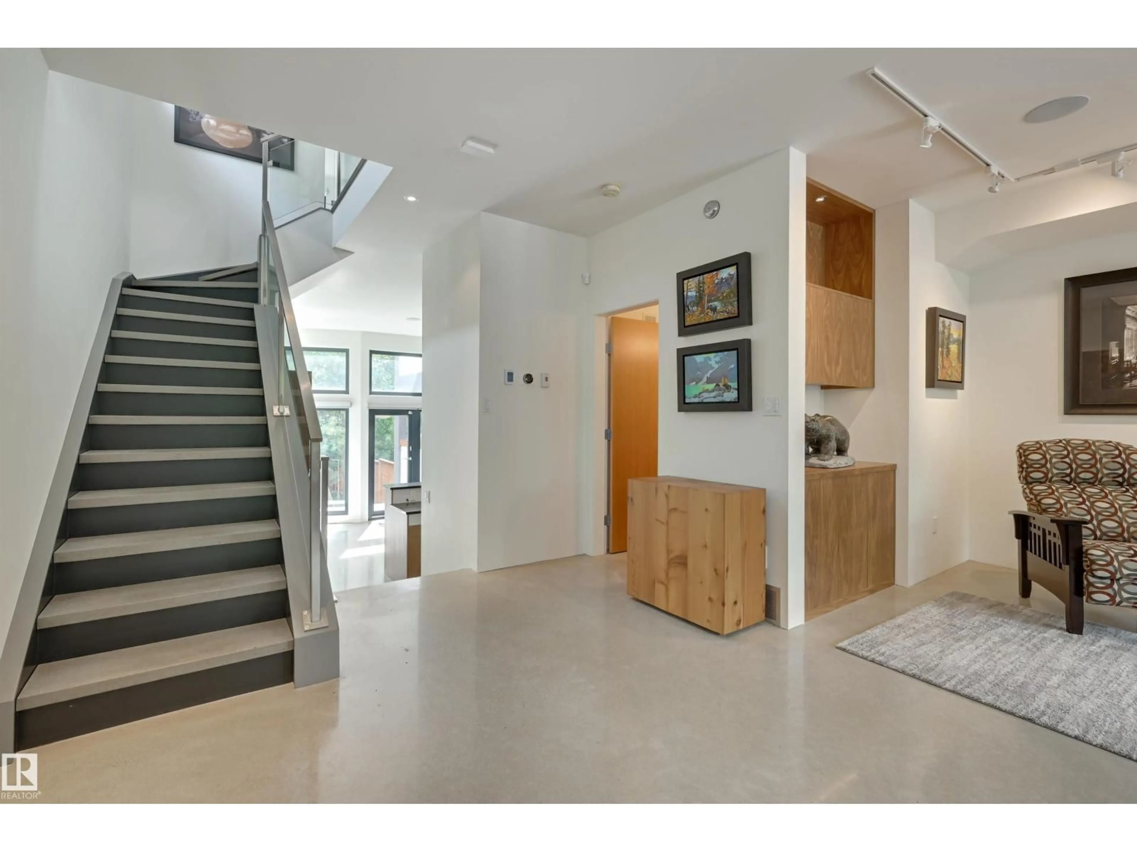 Indoor foyer for 50 SYLVANCROFT LN, Edmonton Alberta T5N0R1