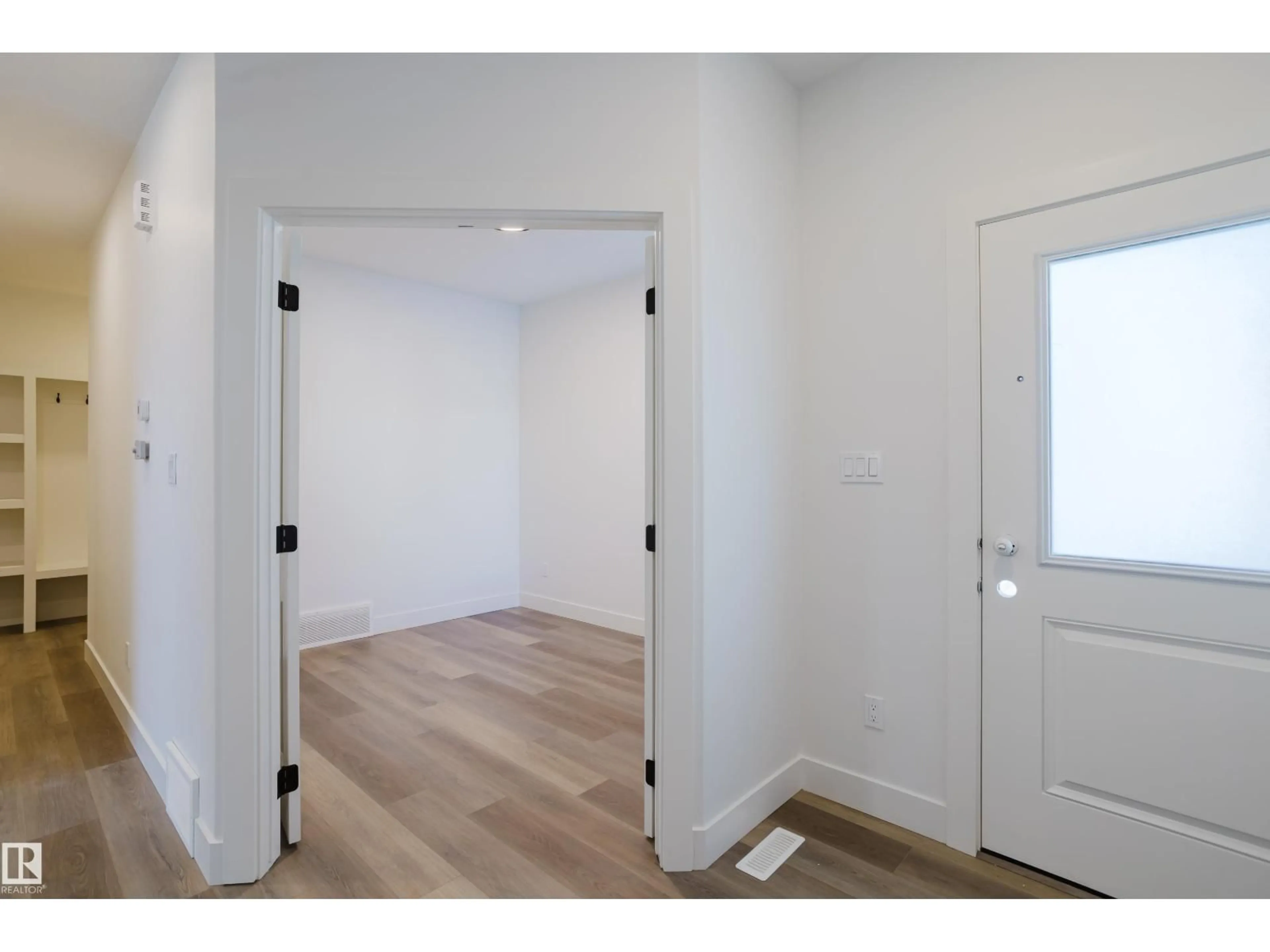 Indoor entryway for 805 ELDERBERRY CO, Edmonton Alberta T6M3J7