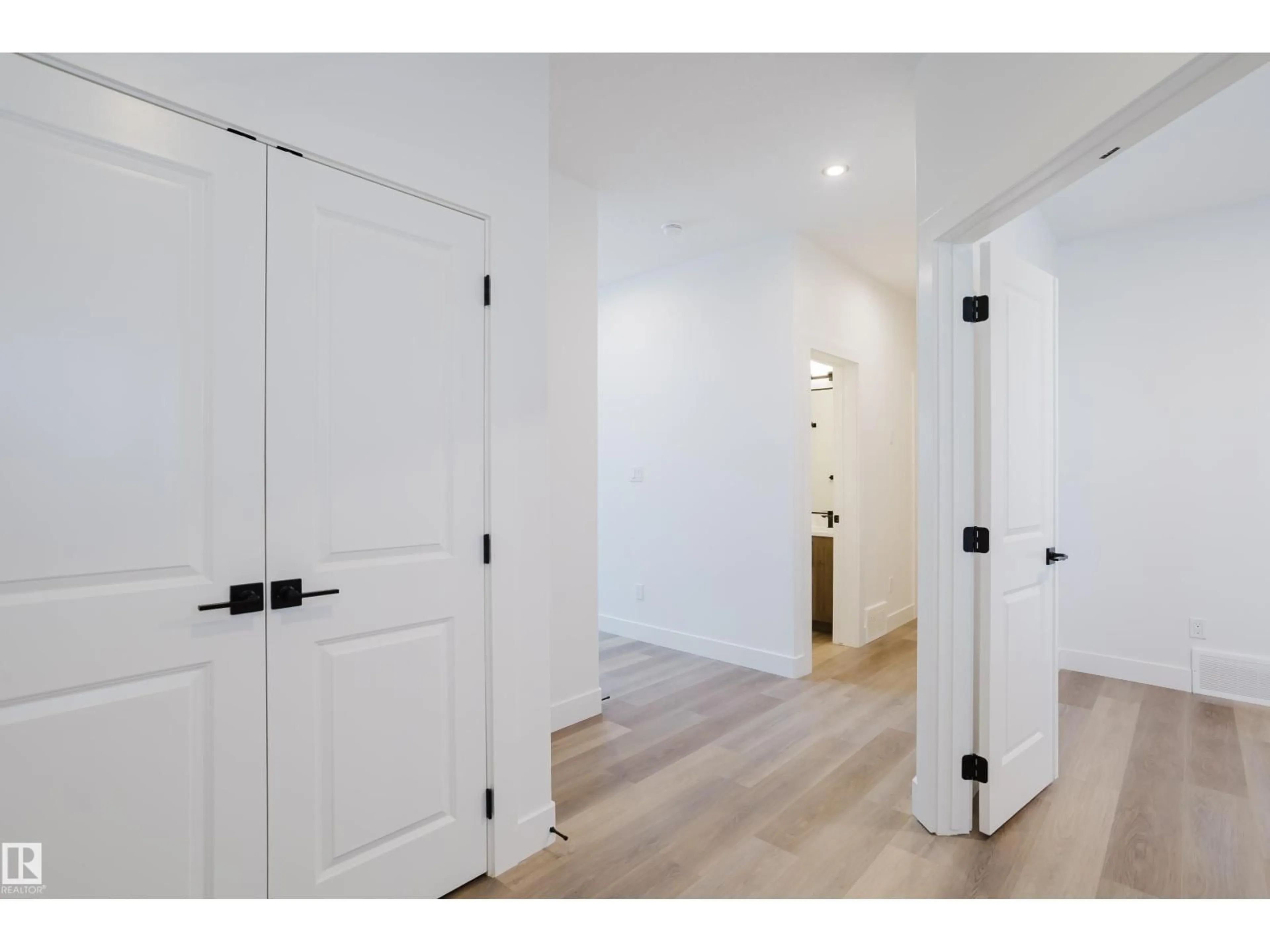 Indoor entryway for 805 ELDERBERRY CO, Edmonton Alberta T6M3J7