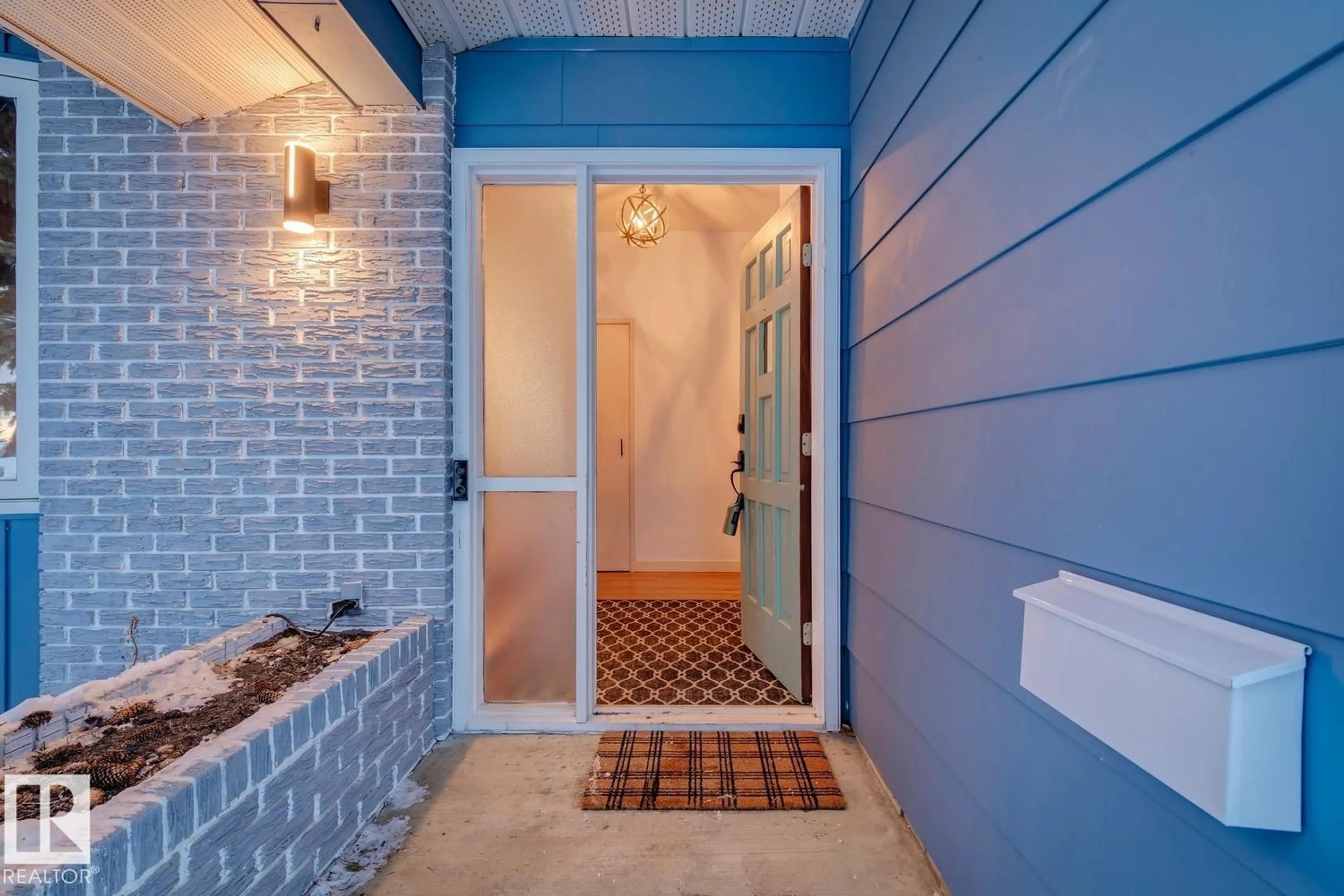 Indoor entryway for 6412 36 AV, Edmonton Alberta T6L1G2