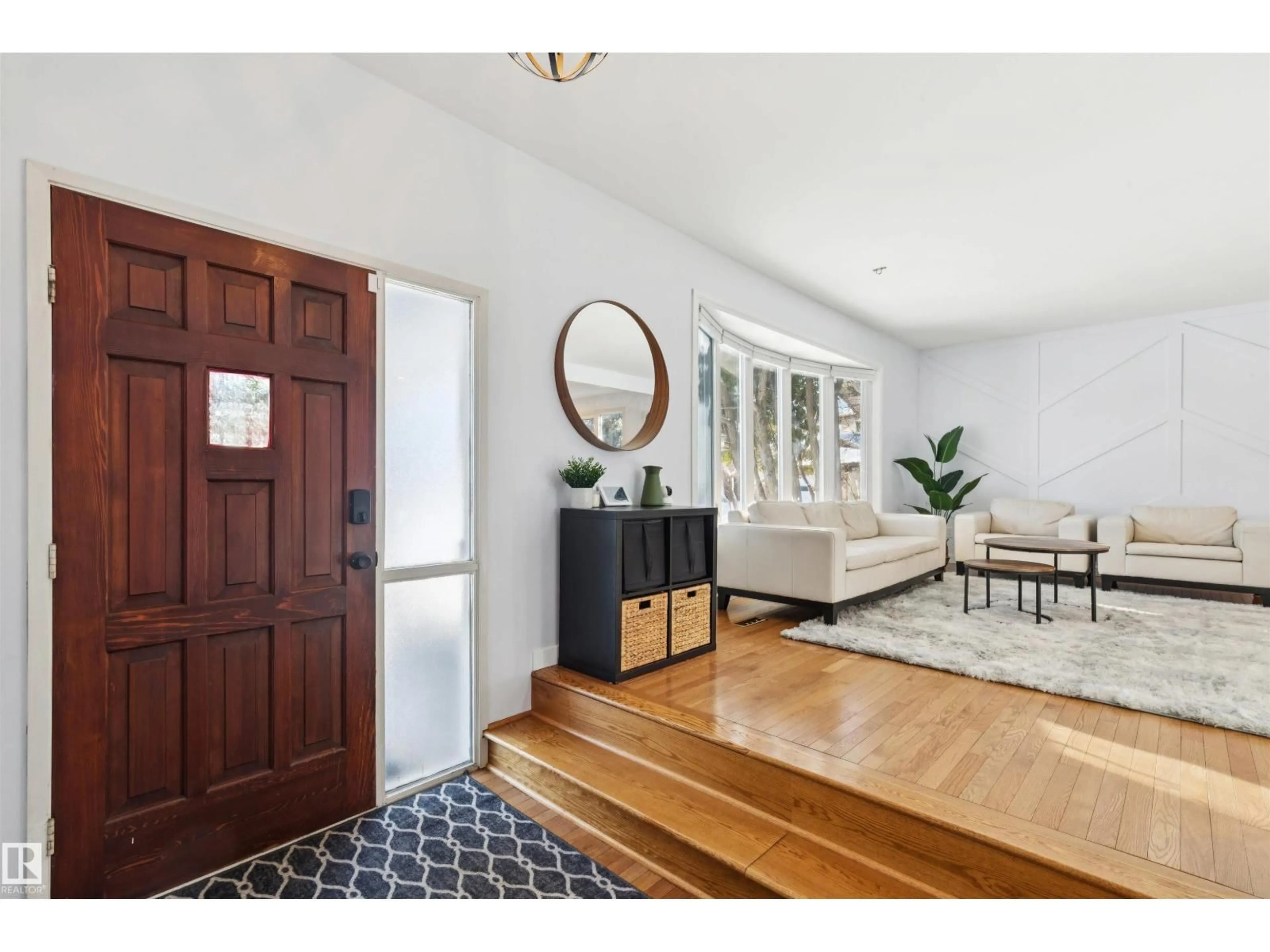 Indoor entryway for 6412 36 AV, Edmonton Alberta T6L1G2