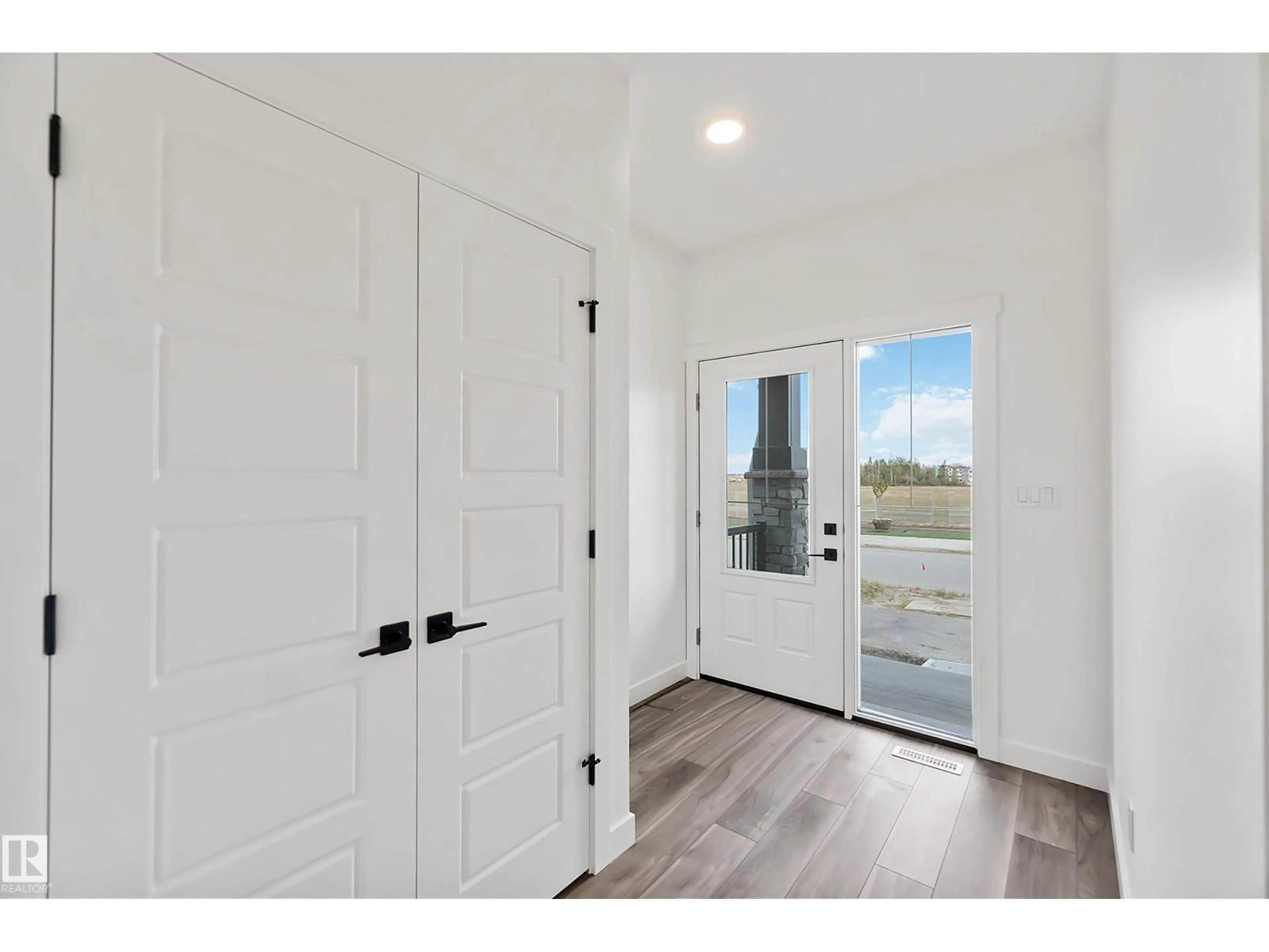 Indoor entryway for 1015 ASTER BV, Edmonton Alberta T6T2W8