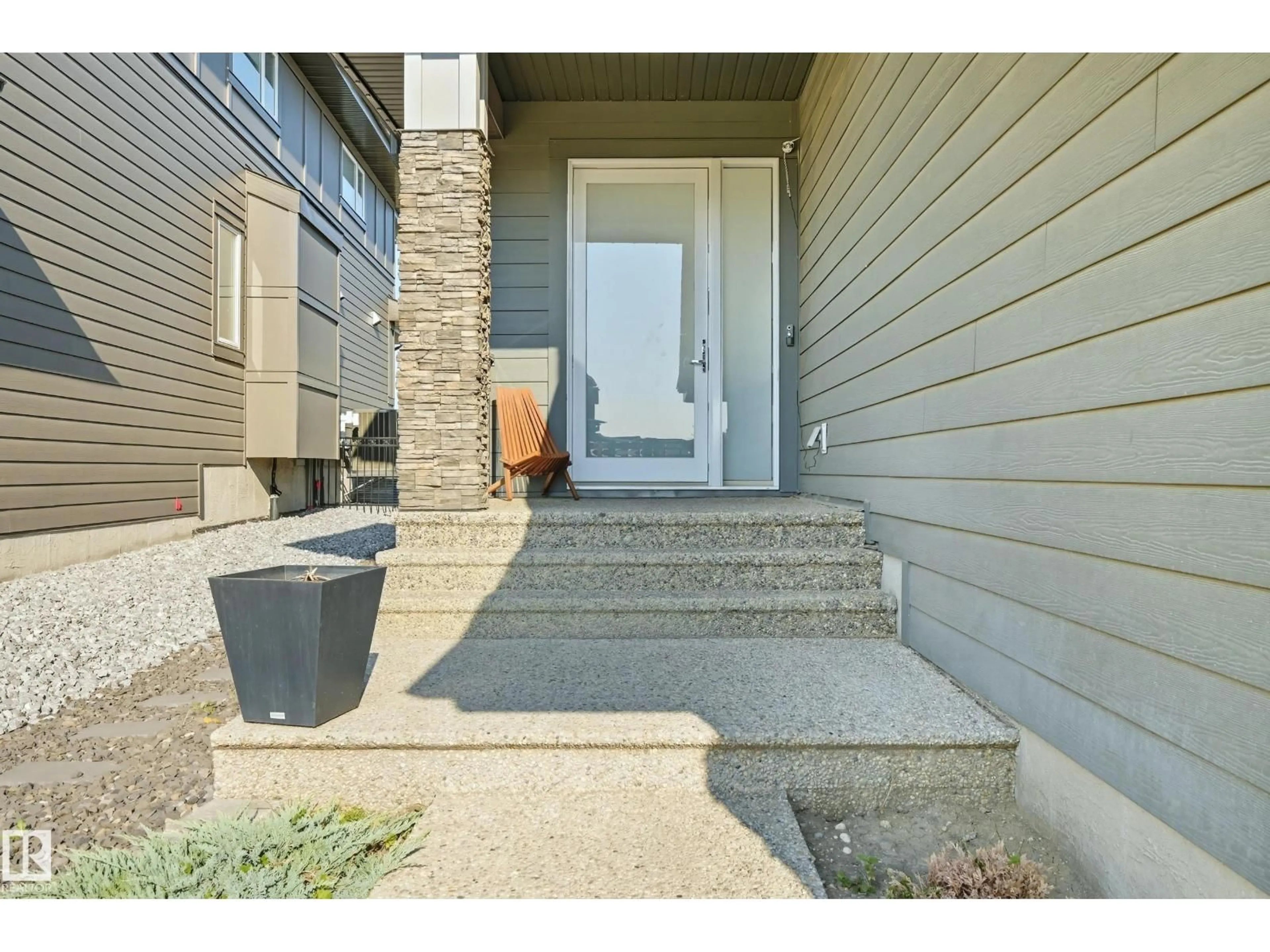 Indoor entryway for 1487 HOWES CR, Edmonton Alberta T6W4G6