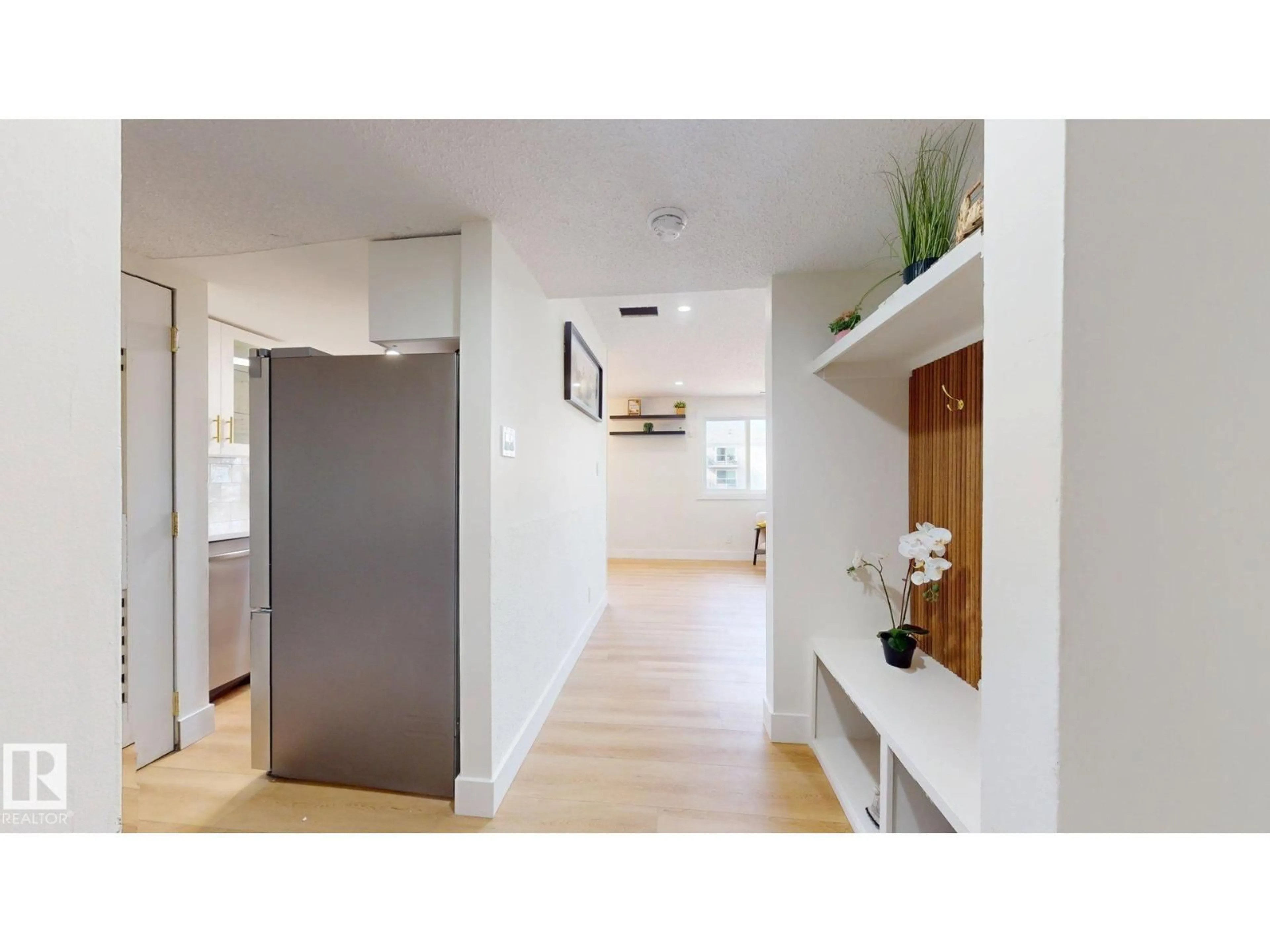 Indoor entryway for 1396 LAKEWOOD RD, Edmonton Alberta T6K3M2