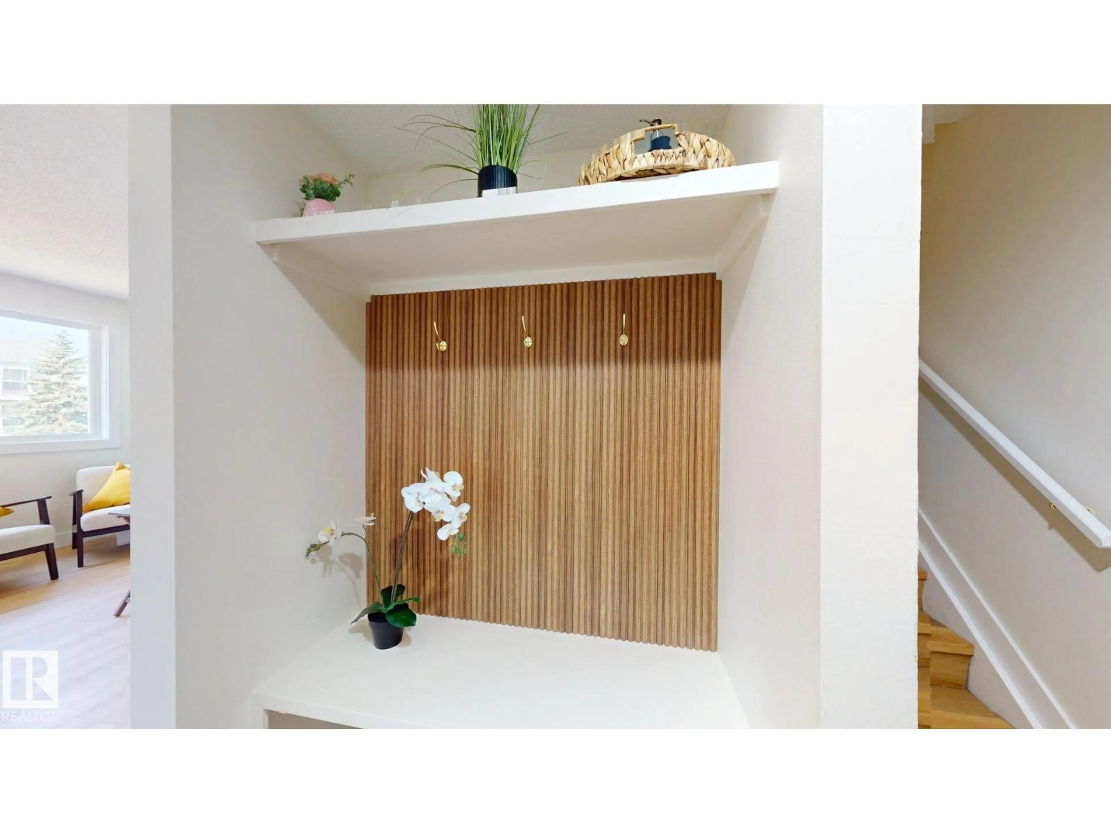 Indoor entryway for 1396 LAKEWOOD RD, Edmonton Alberta T6K3M2