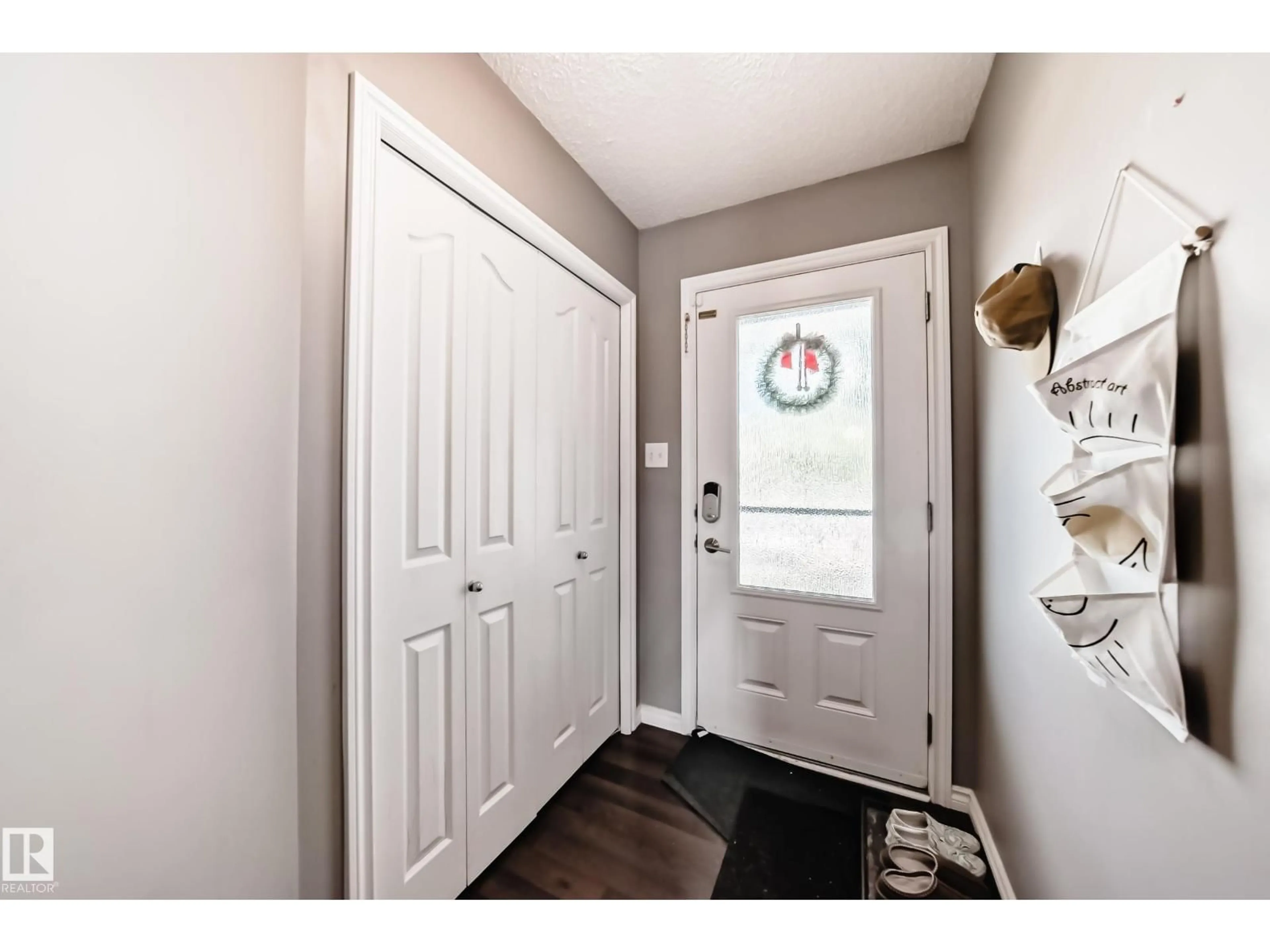 Indoor entryway for 2909 18A AV, Edmonton Alberta T6T0N7