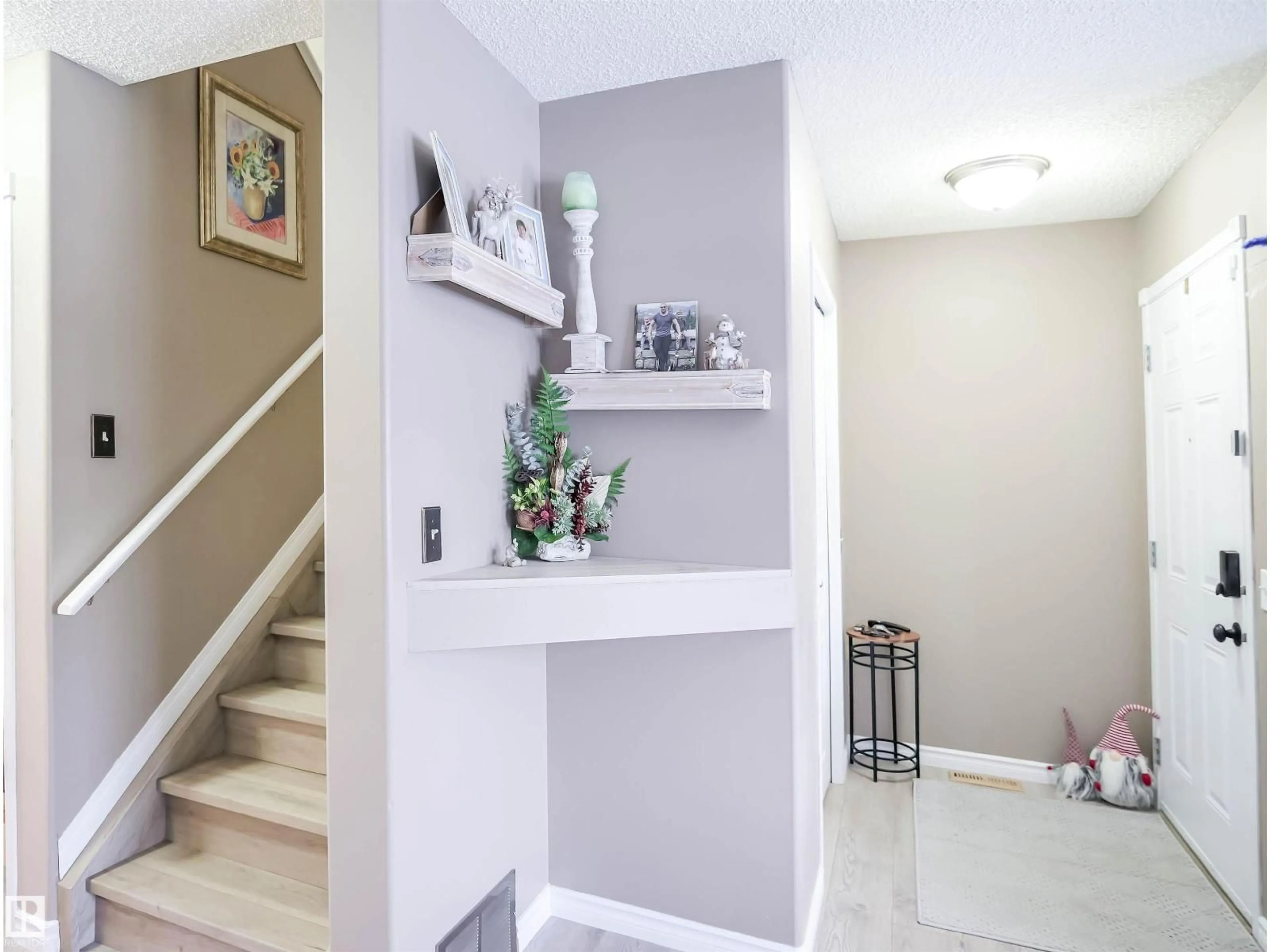 Indoor entryway for 5836 204 ST, Edmonton Alberta T6M2Z2