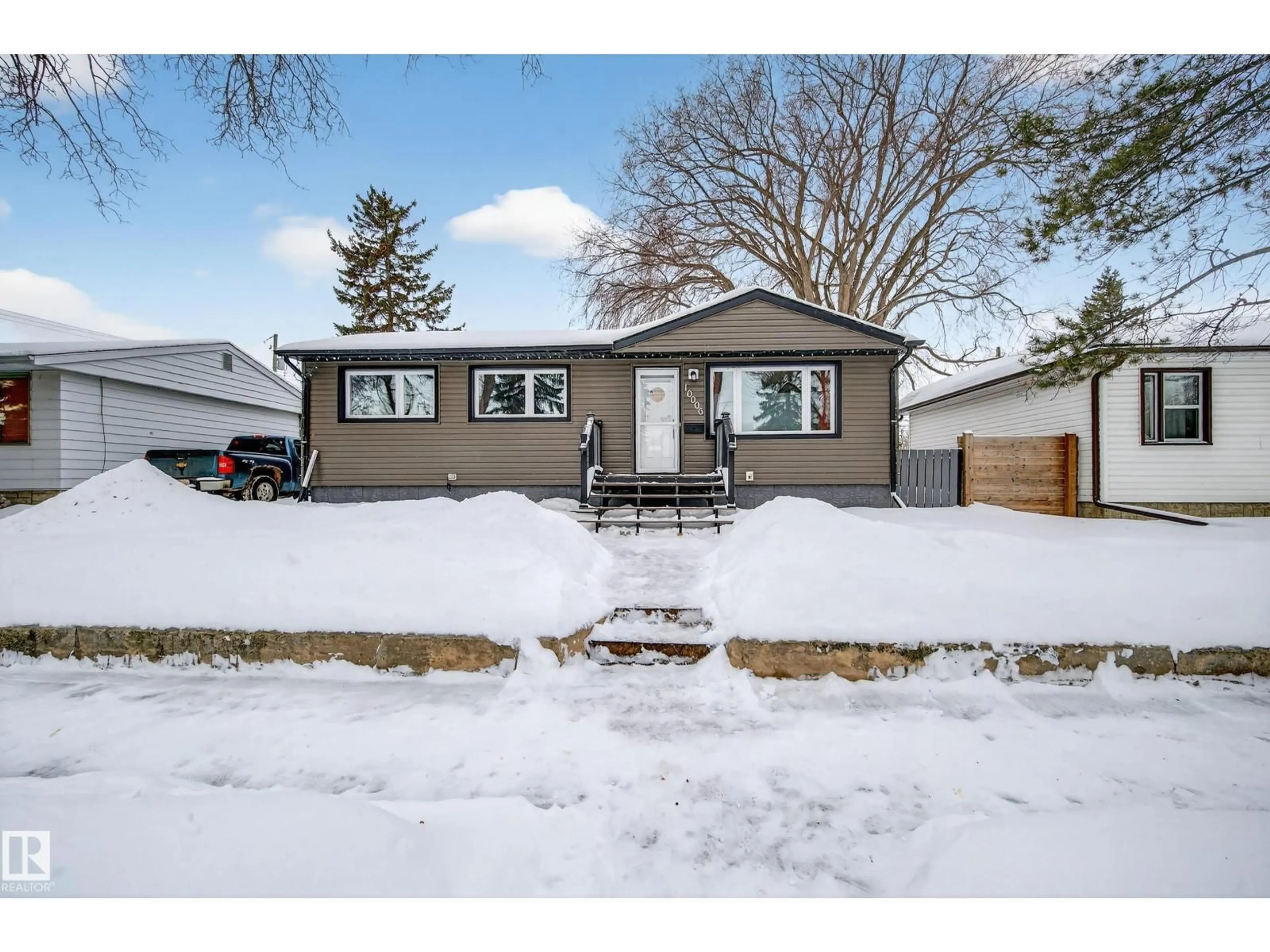 Home with vinyl exterior material, street for 10006 107 ST, Fort Saskatchewan Alberta T8L2H6