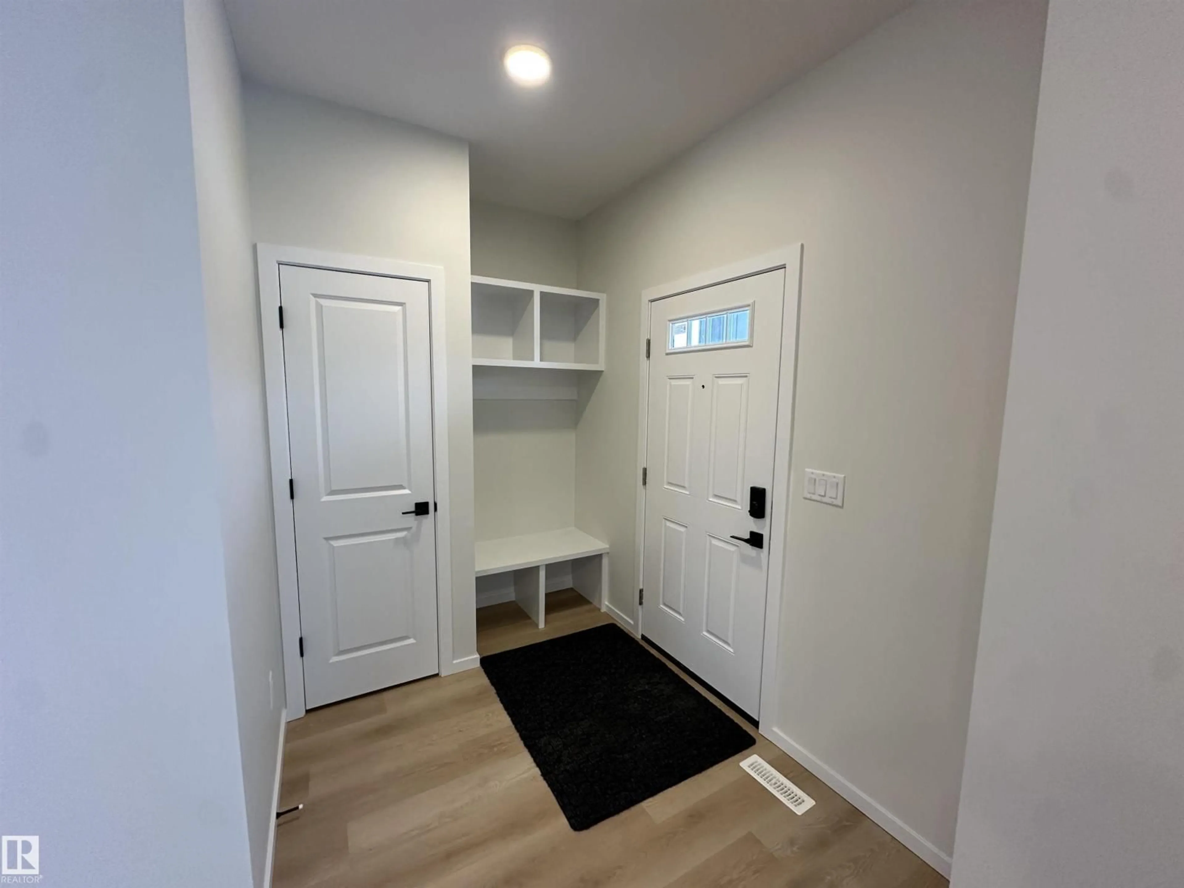 Indoor entryway for 35 SERENO LN, Fort Saskatchewan Alberta T8L0Z9