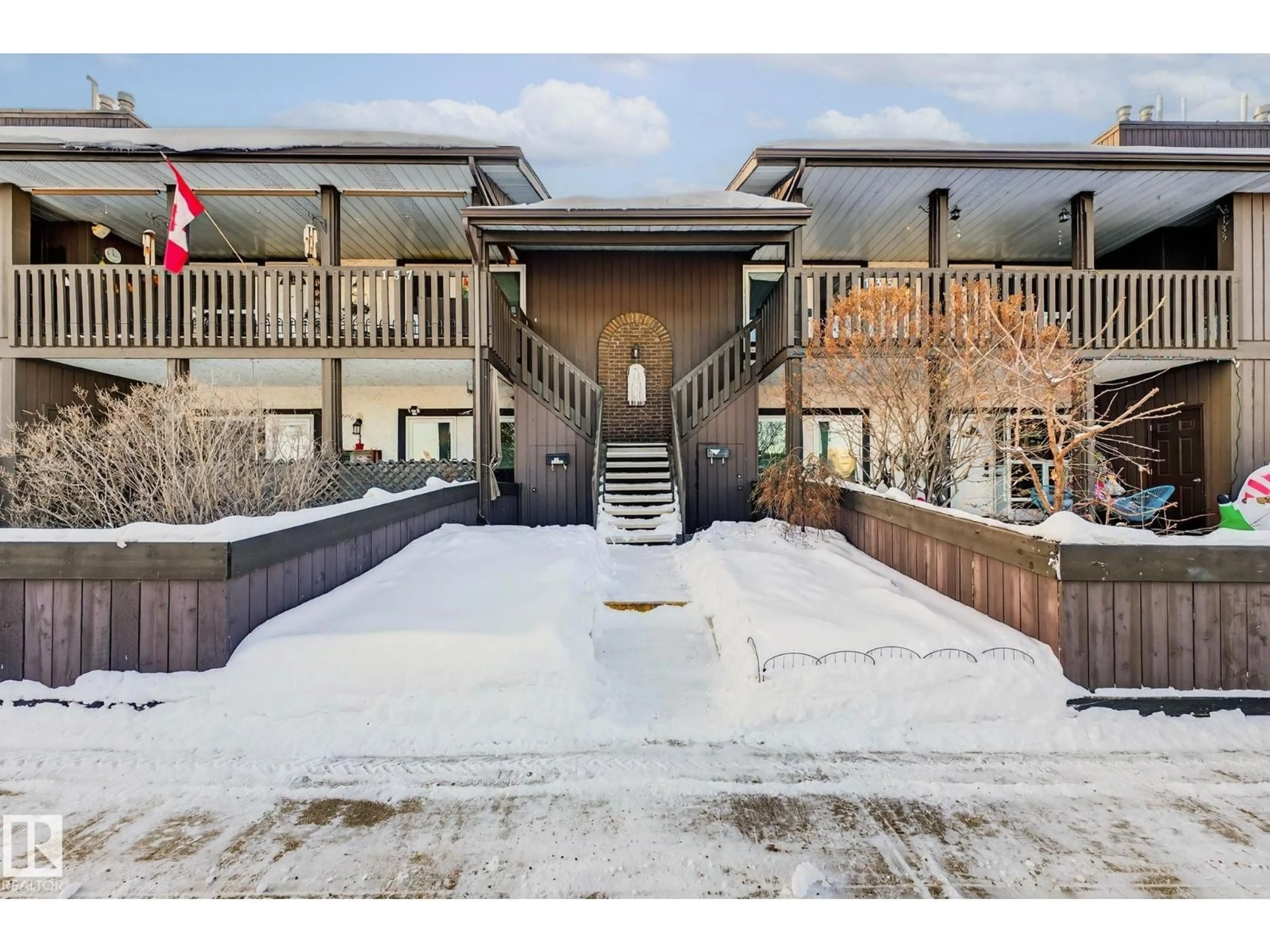 Indoor foyer for 135 SURREY GARDENS, Edmonton Alberta T5T1Z3