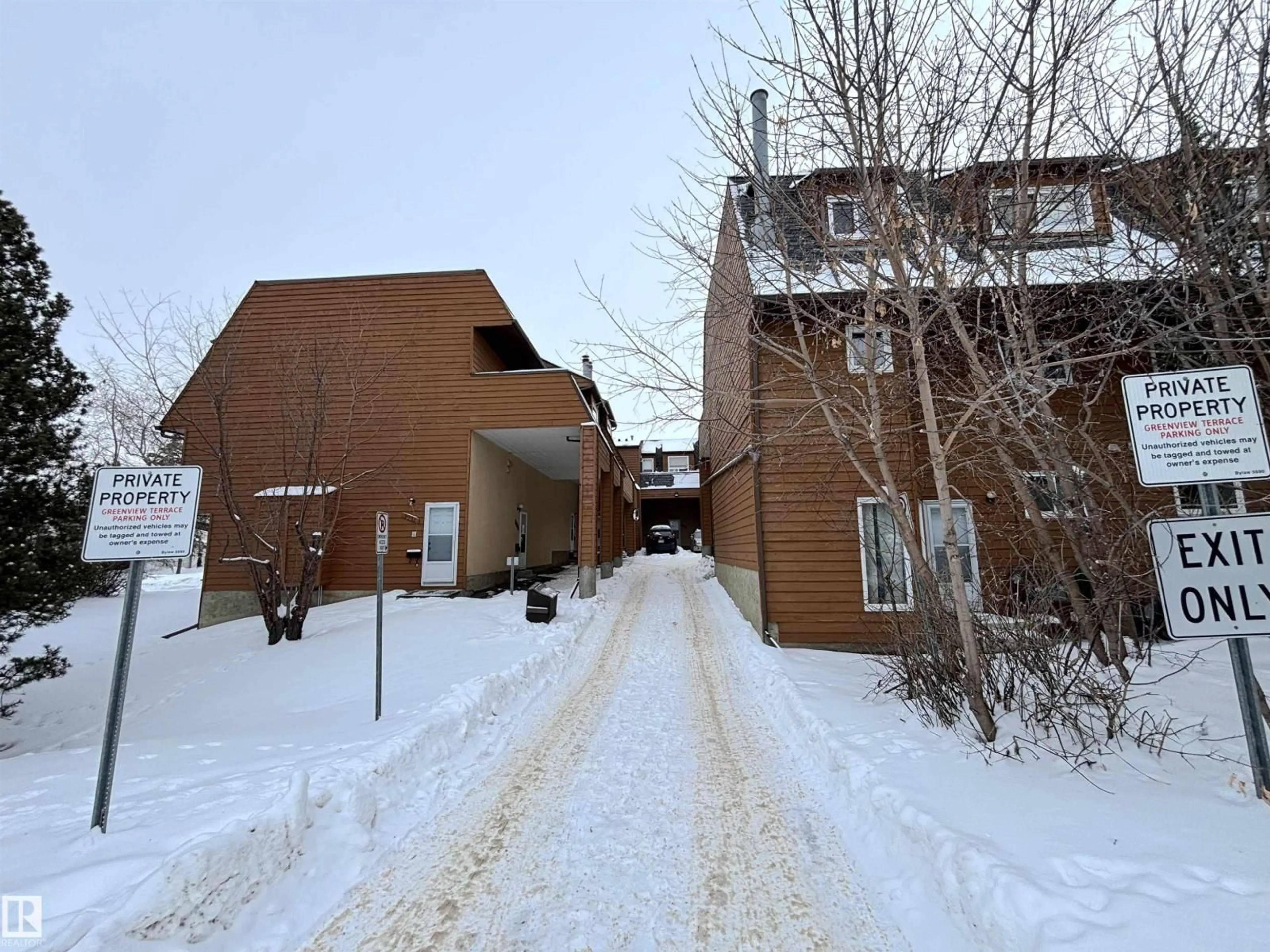 A pic from outside/outdoor area/front of a property/back of a property/a pic from drone, street for 5955 40 AV, Edmonton Alberta T6L3P6