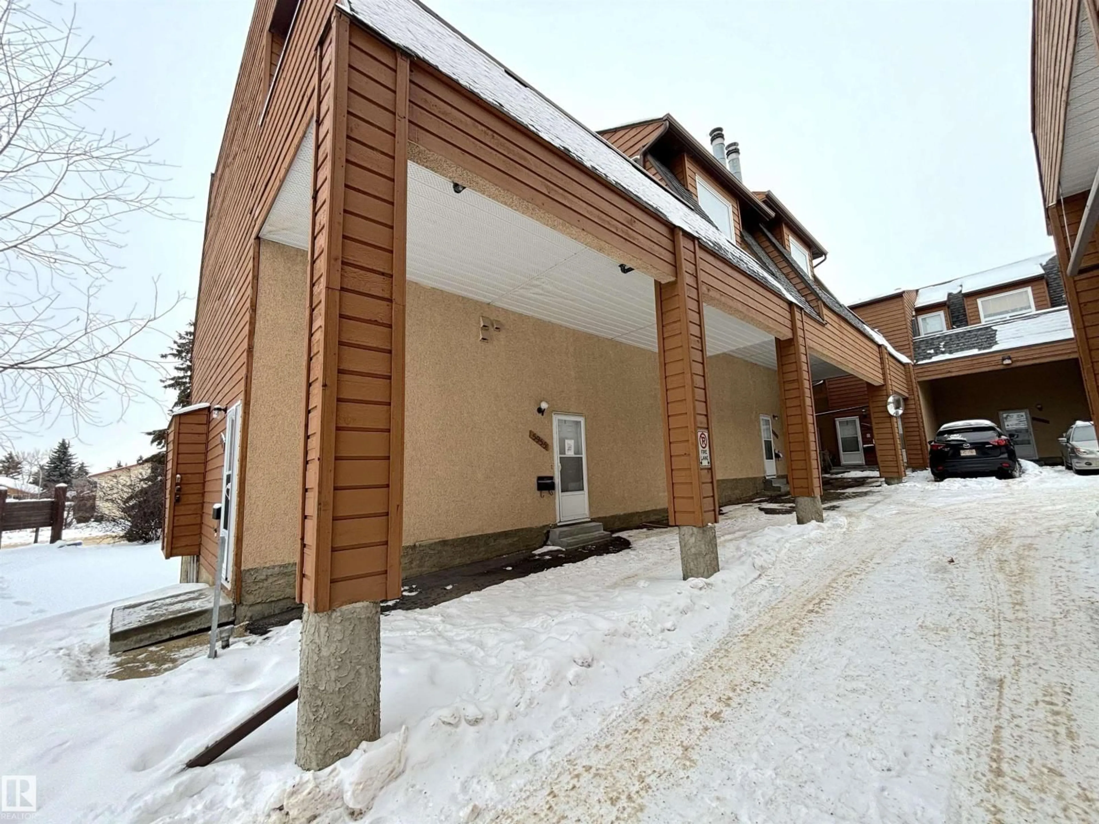 Indoor foyer for 5955 40 AV, Edmonton Alberta T6L3P6